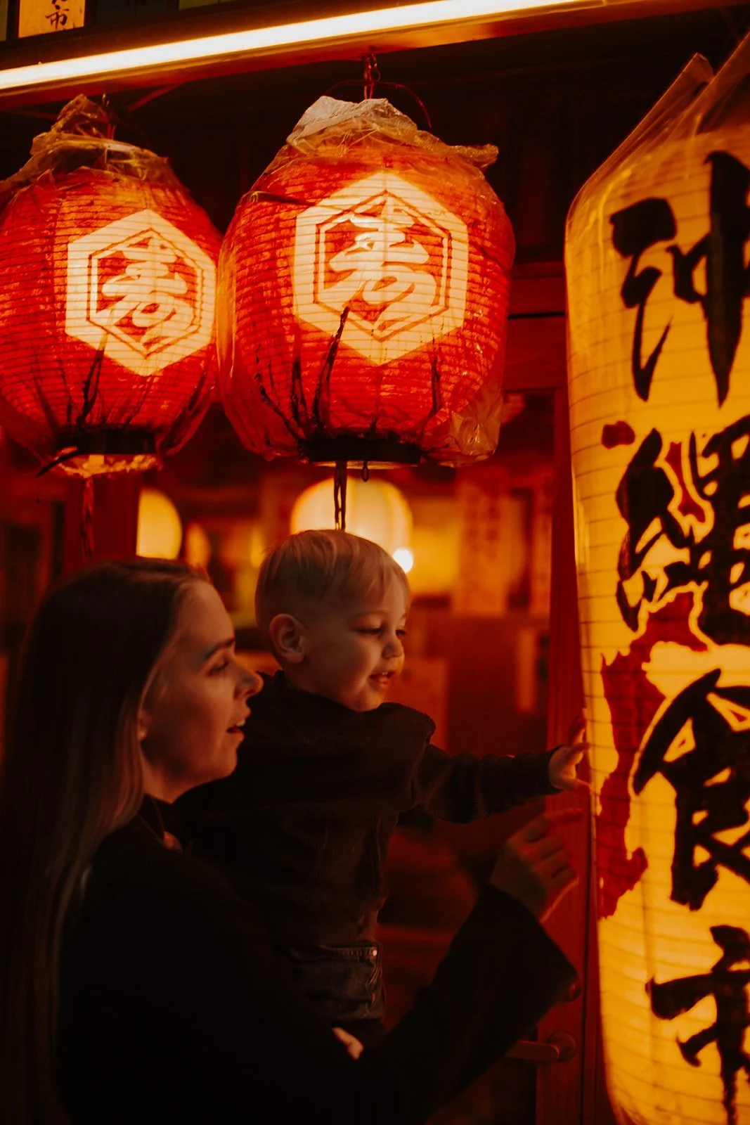 tokyo-family-photographer-mother-son-lantern-alley-20.jpg