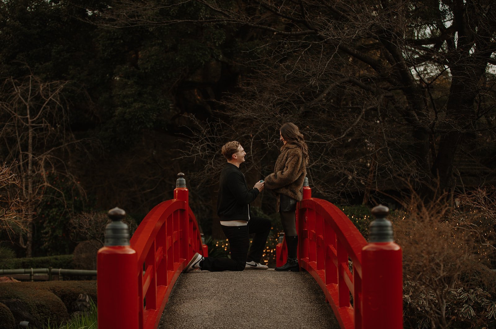 tokyo-proposal-photography-red-bridge-ring-reveal-05.jpg
