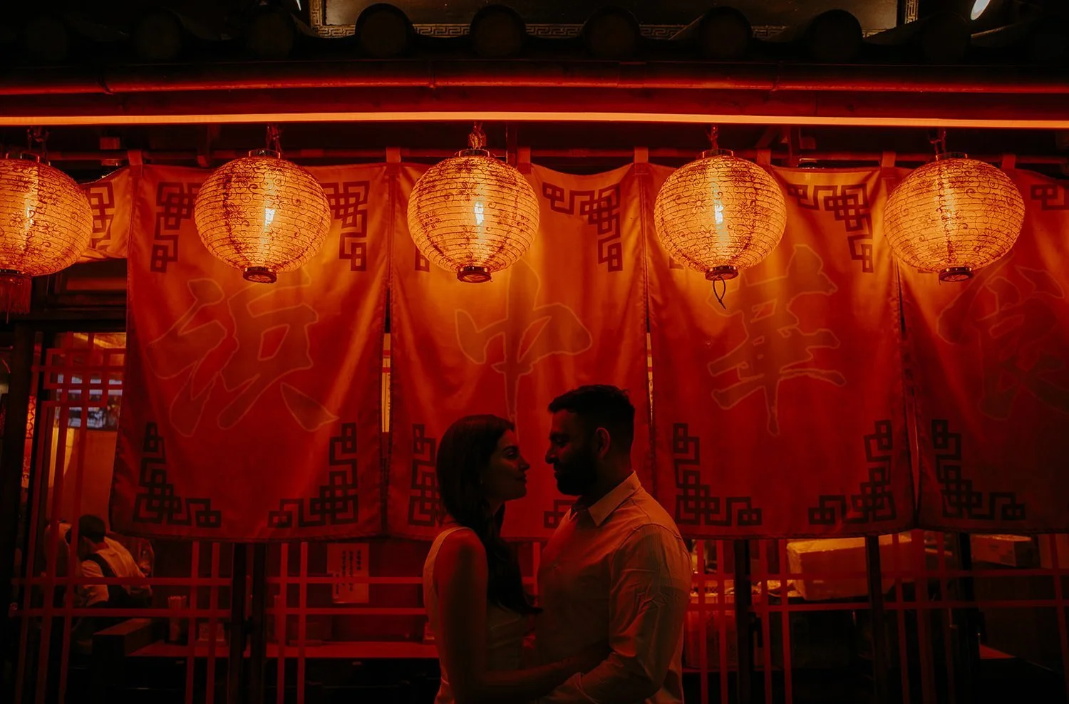 japan-elopement-photographer-couple-silhouette-lantern-alley-02.jpg
