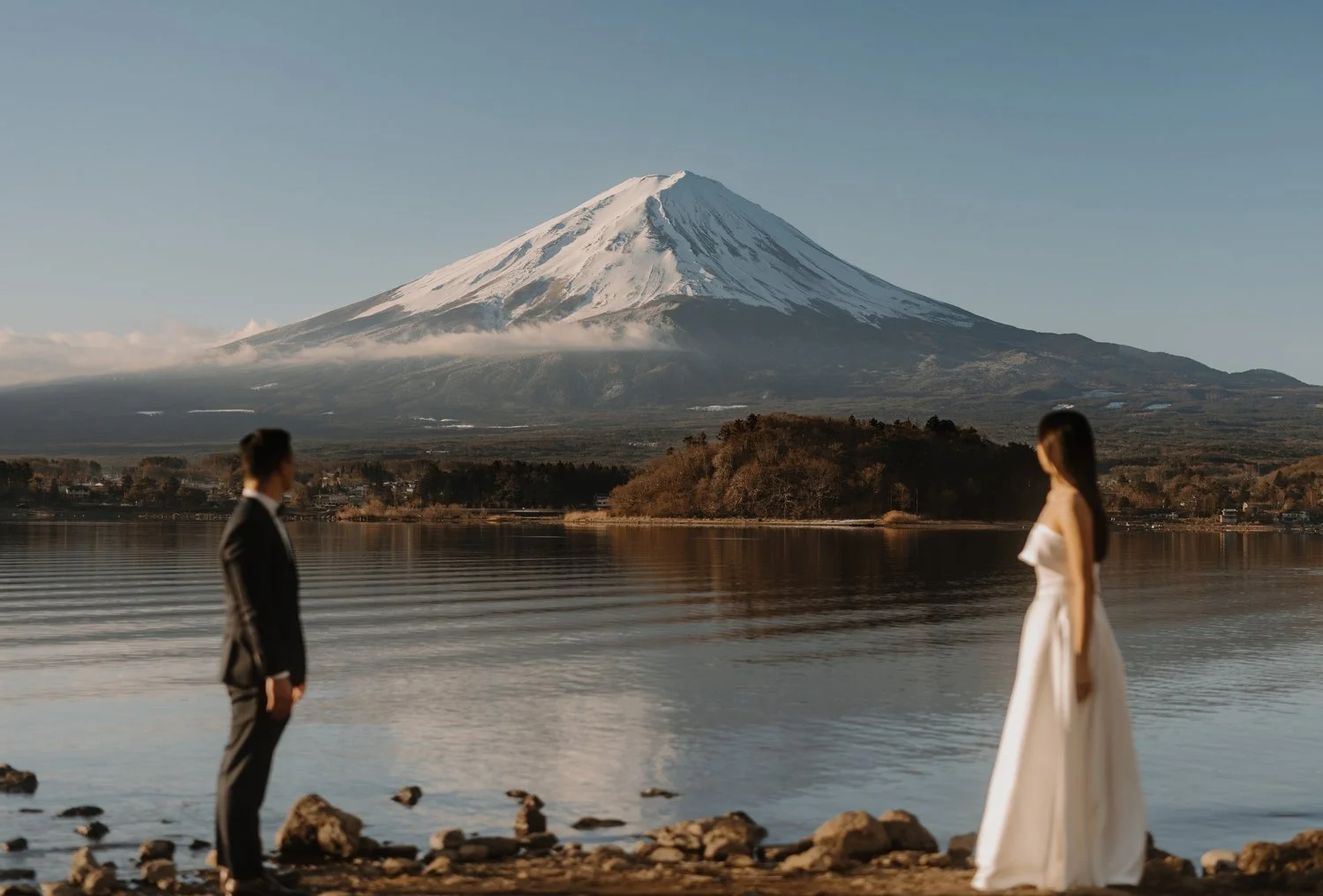 japan-mount-fuji-lake-kawaguchiko-engagement-photos-reflection-48.jpg