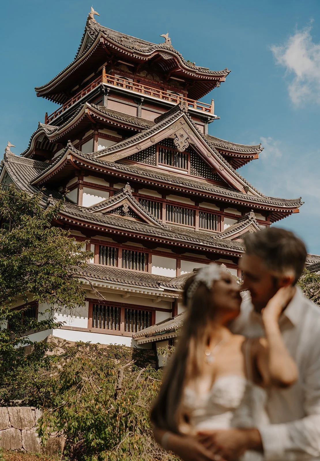 japan-castle-engagement-photographer-couple-kiss-54.jpg