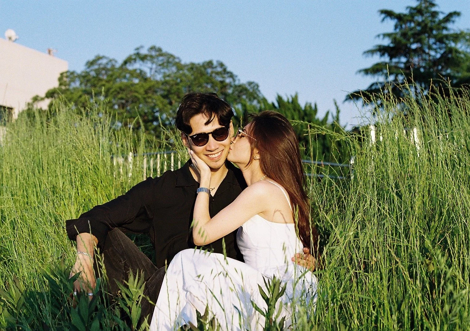 osaka-engagement-cheek-kiss-grass-03.jpg