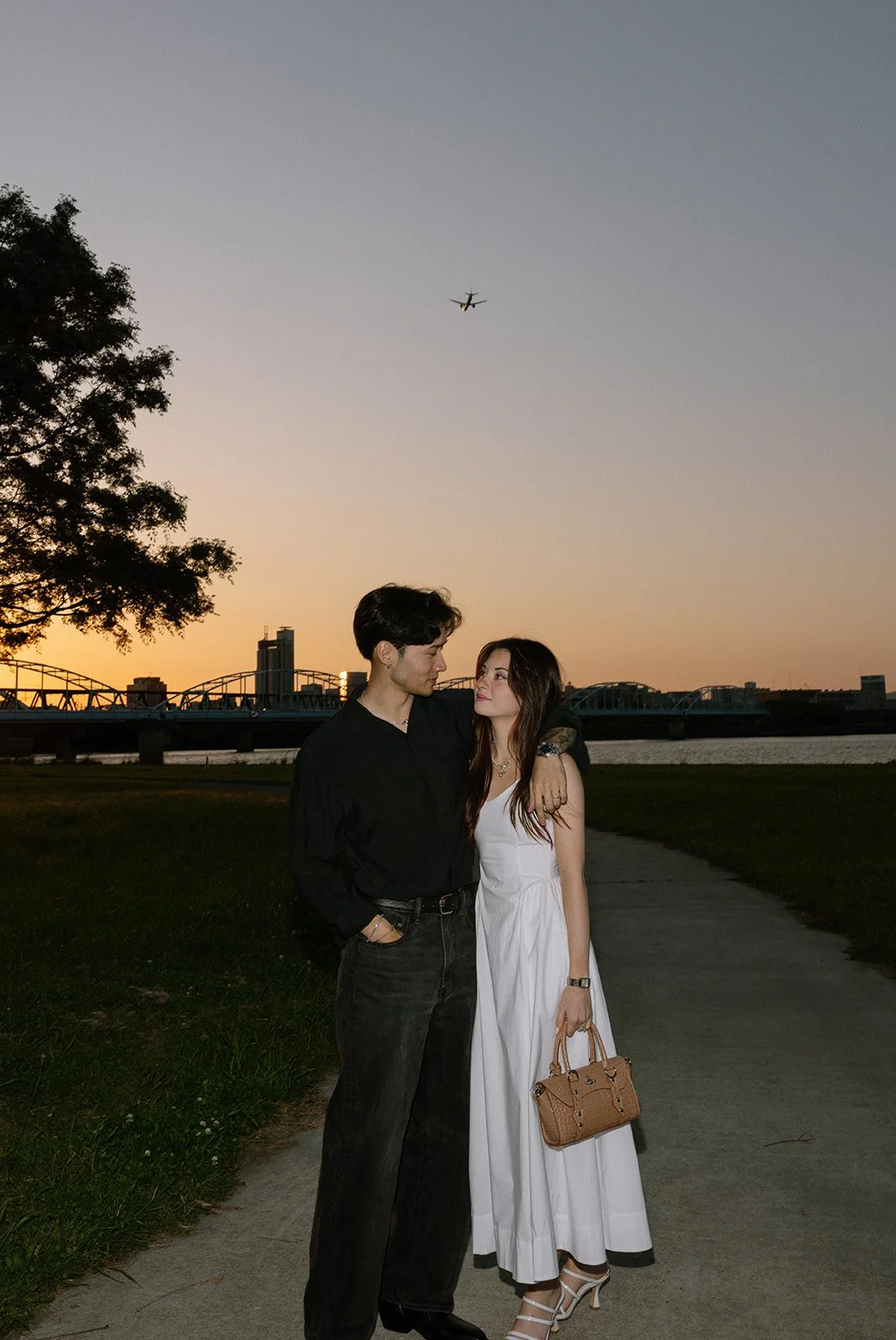 osaka-engagement-sunset-embrace-16.jpg