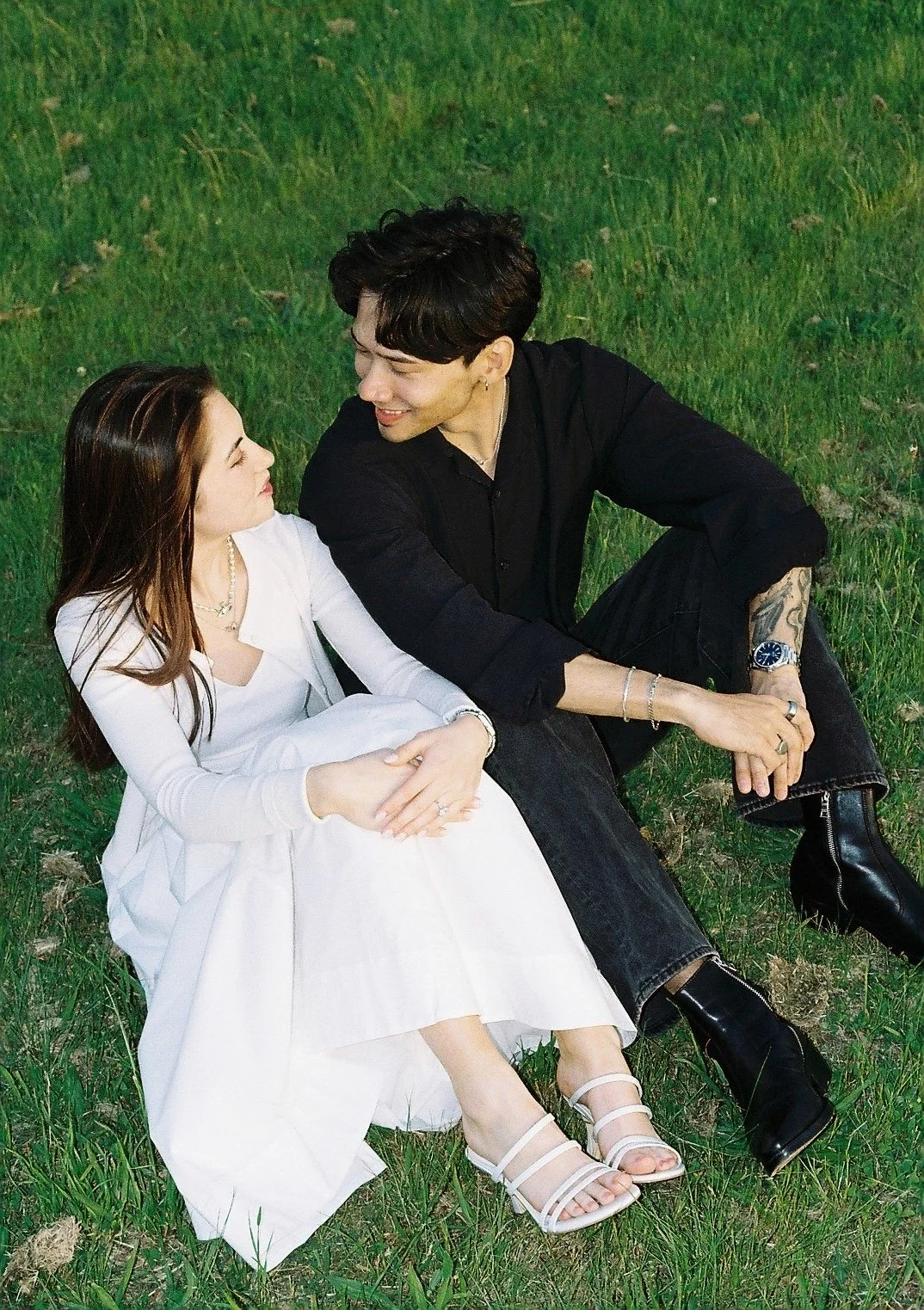osaka-engagement-seated-laughing-grass-04.jpg