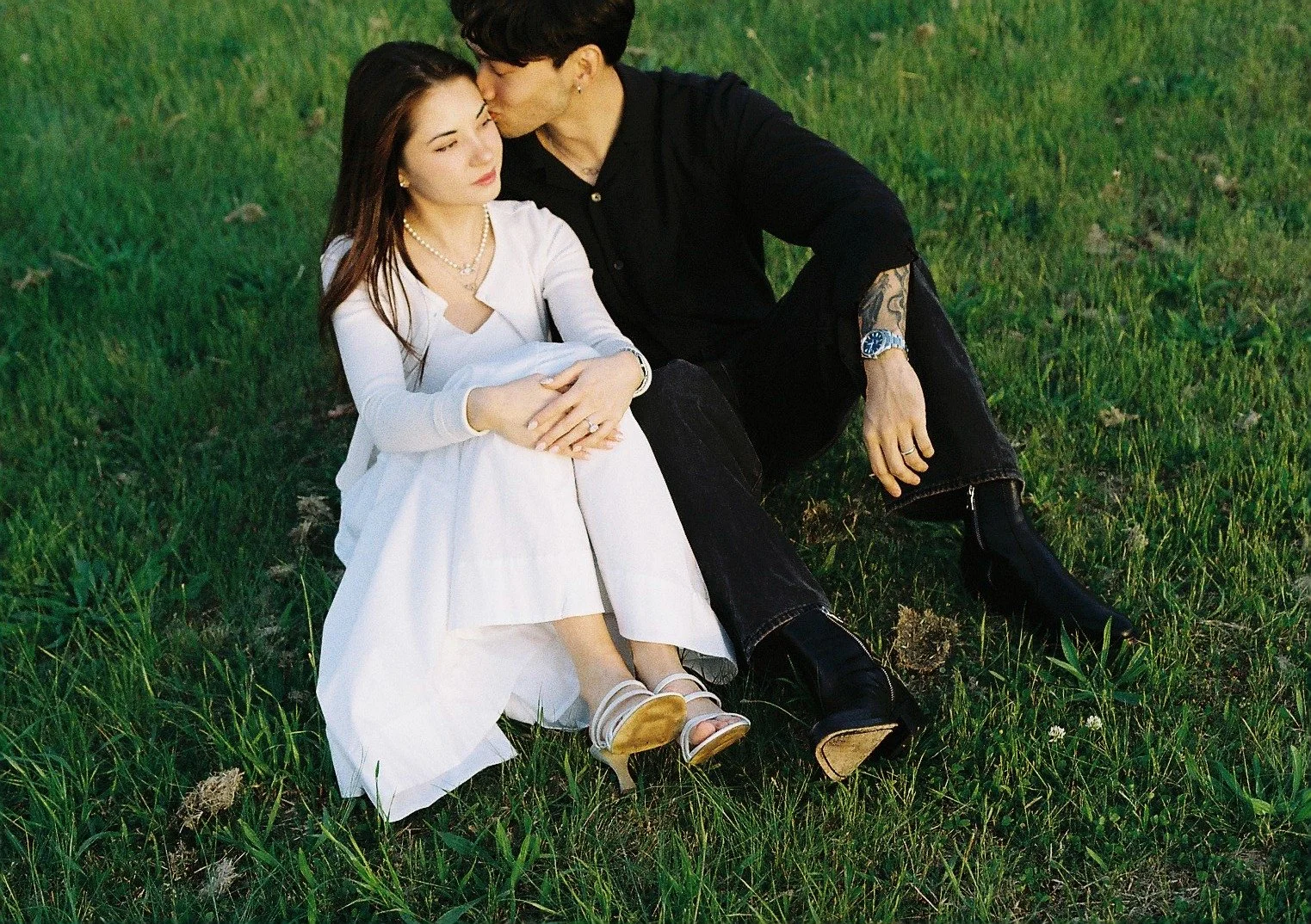 osaka-engagement-forehead-kiss-grass-05.jpg