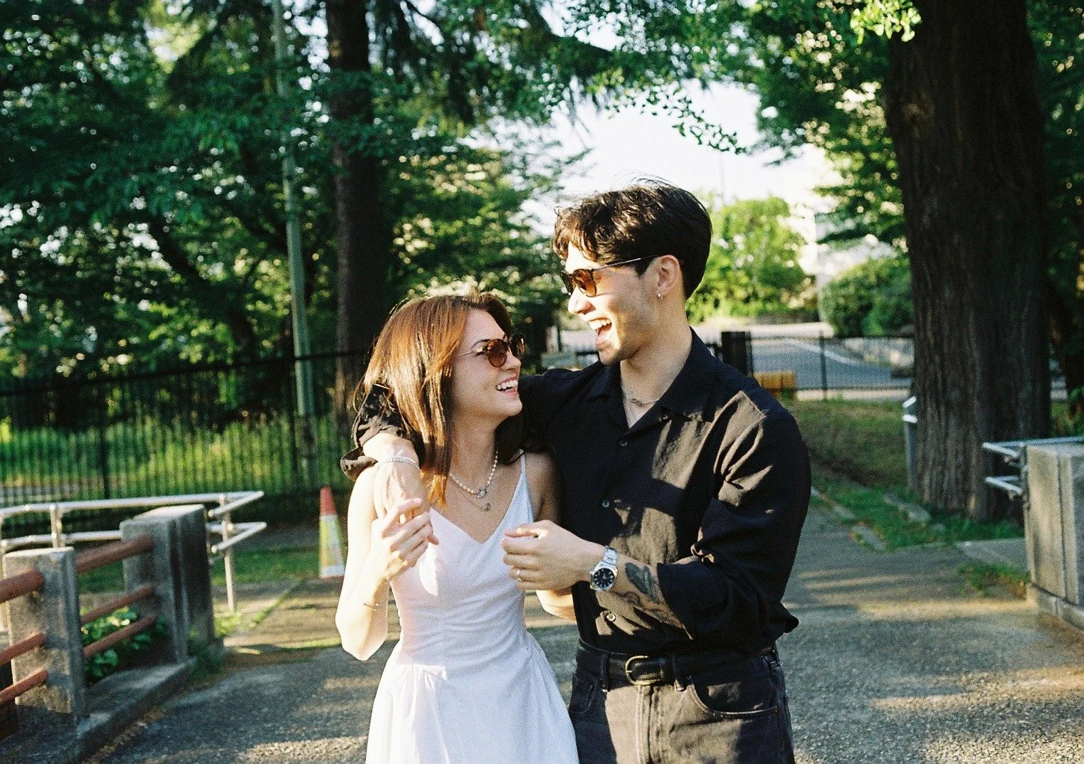 osaka-engagement-laughing-embrace-02.jpg