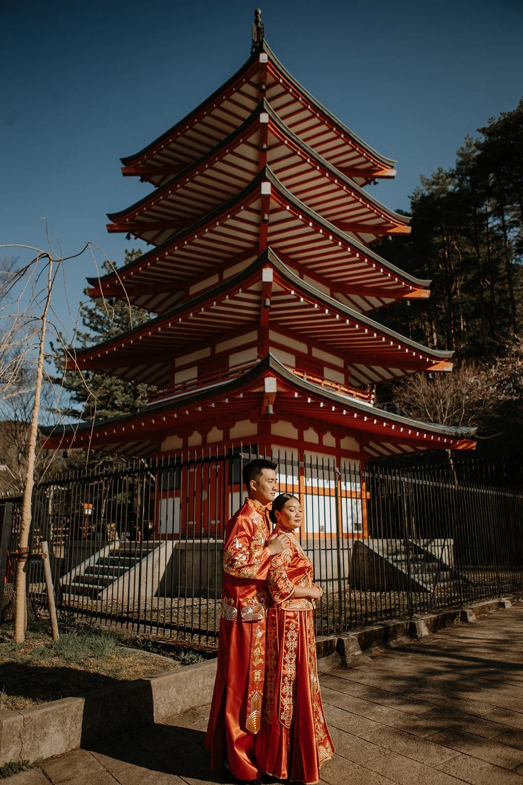 mount-fuji-spring-chureito-pagoda-red-qipao-couple-01.jpg