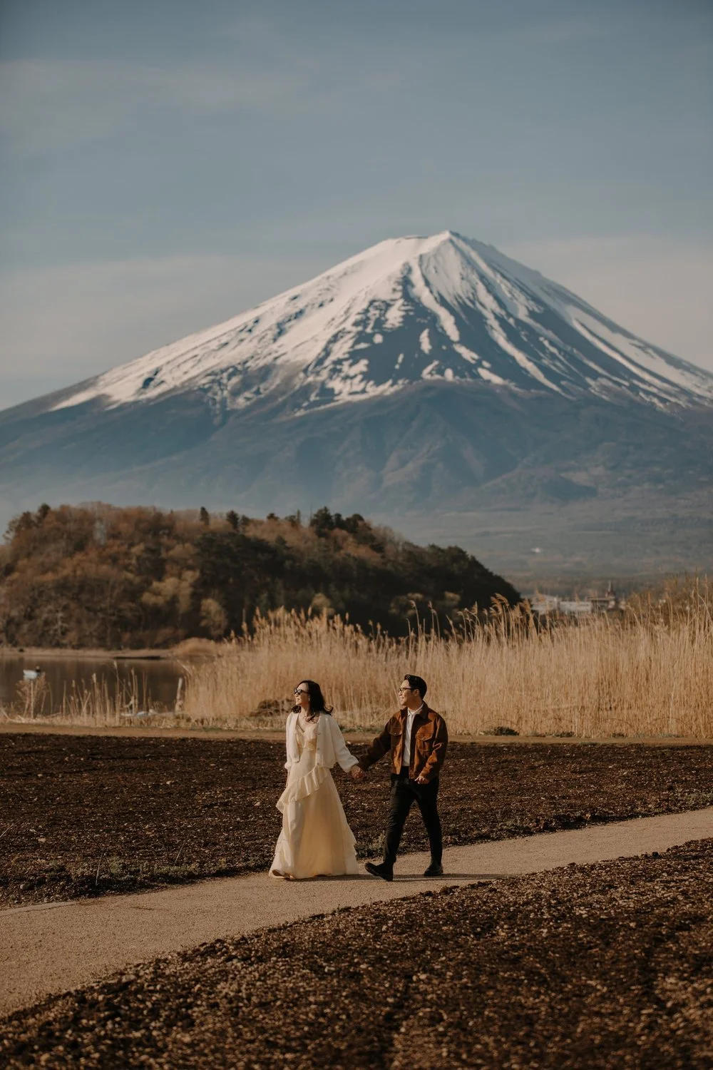 mount-fuji-spring-oishi-park-golden-hour-walk-couple-08.jpg