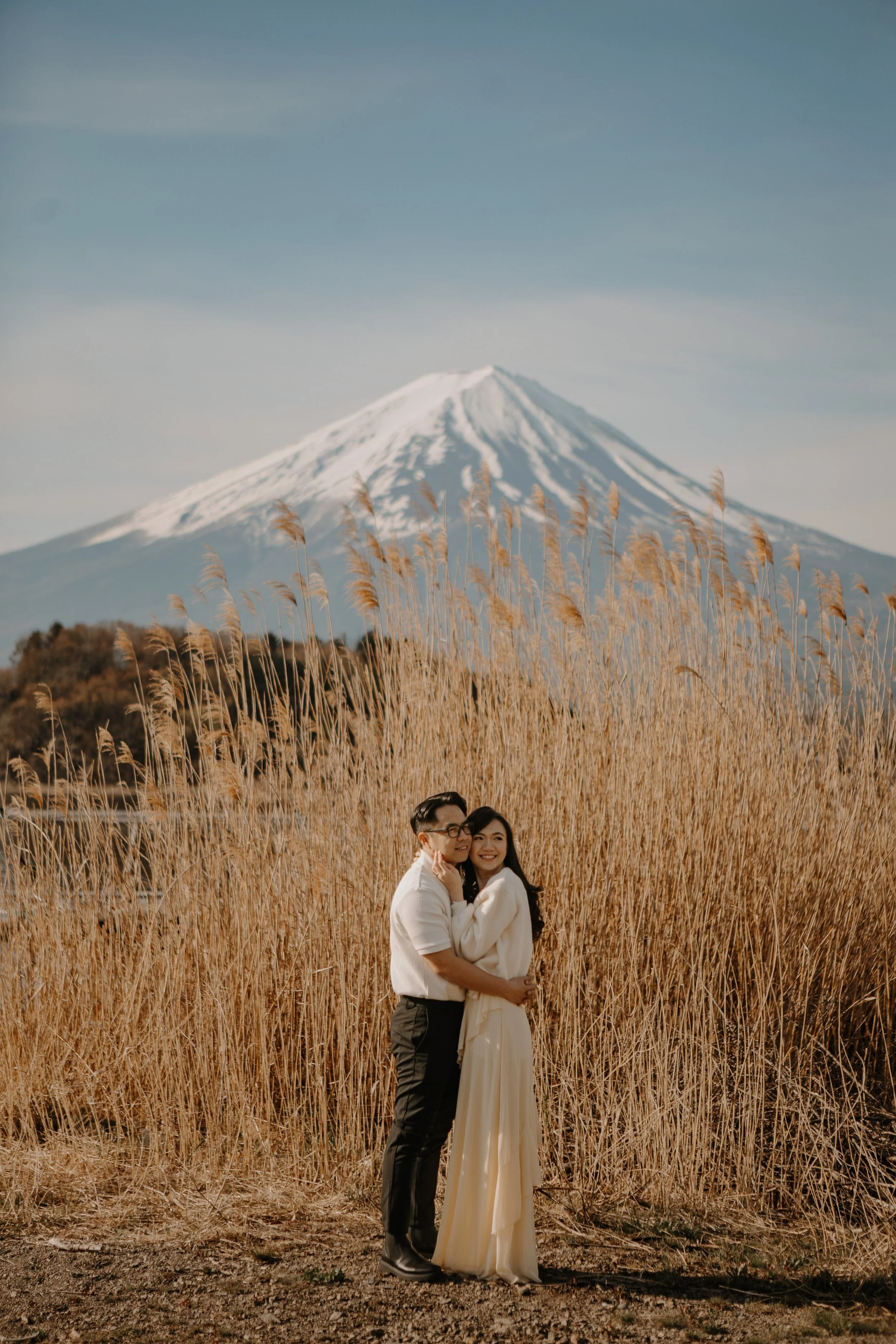 mount-fuji-spring-susuki-grass-field-embrace-couple-10.jpg