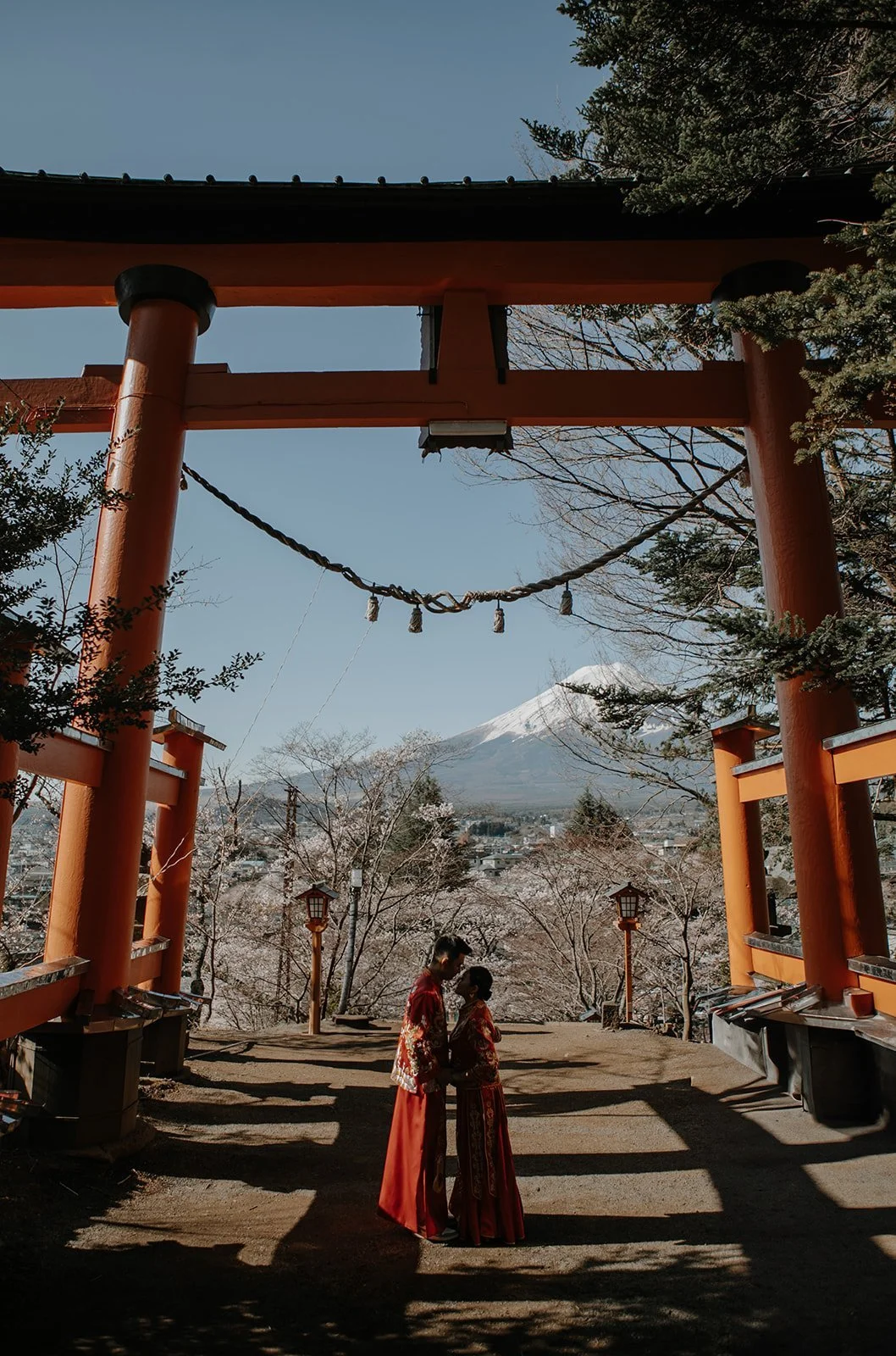 mount-fuji-spring-arakura-sengen-shrine-torii-couple-02.jpg