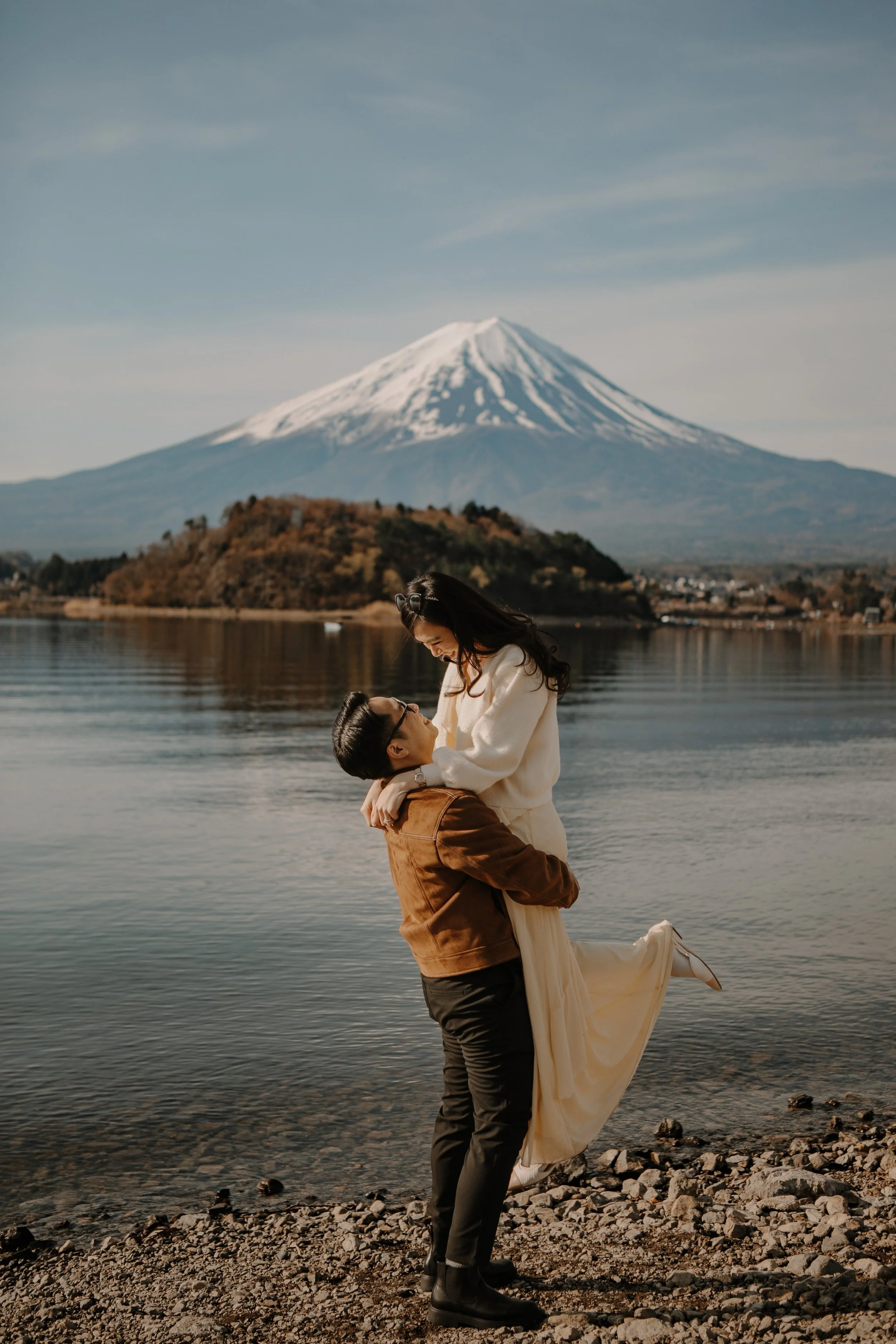 mount-fuji-spring-lake-kawaguchiko-shoreline-embrace-couple-09.jpg