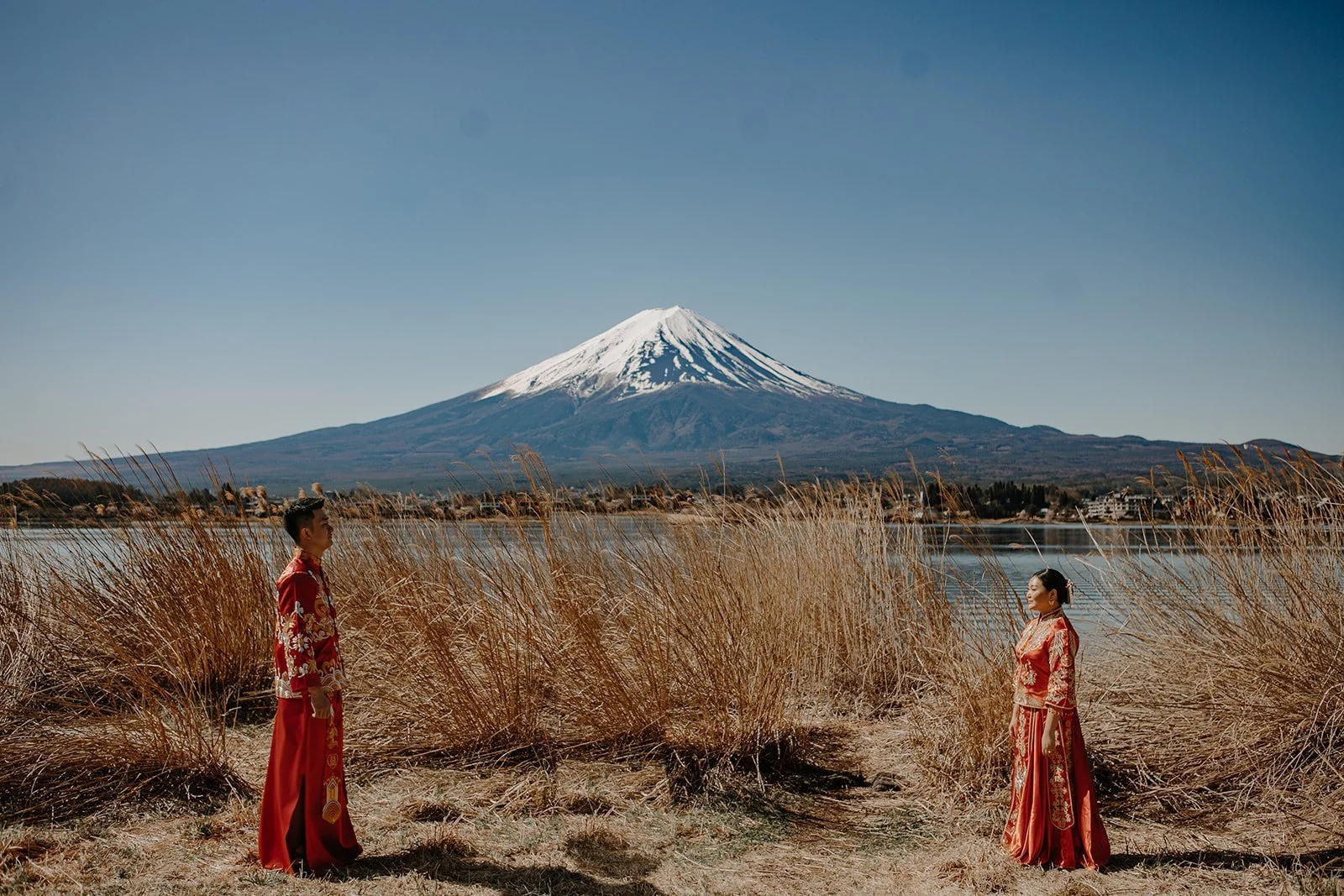 mount-fuji-spring-lake-kawaguchiko-susuki-grass-couple-03.jpg