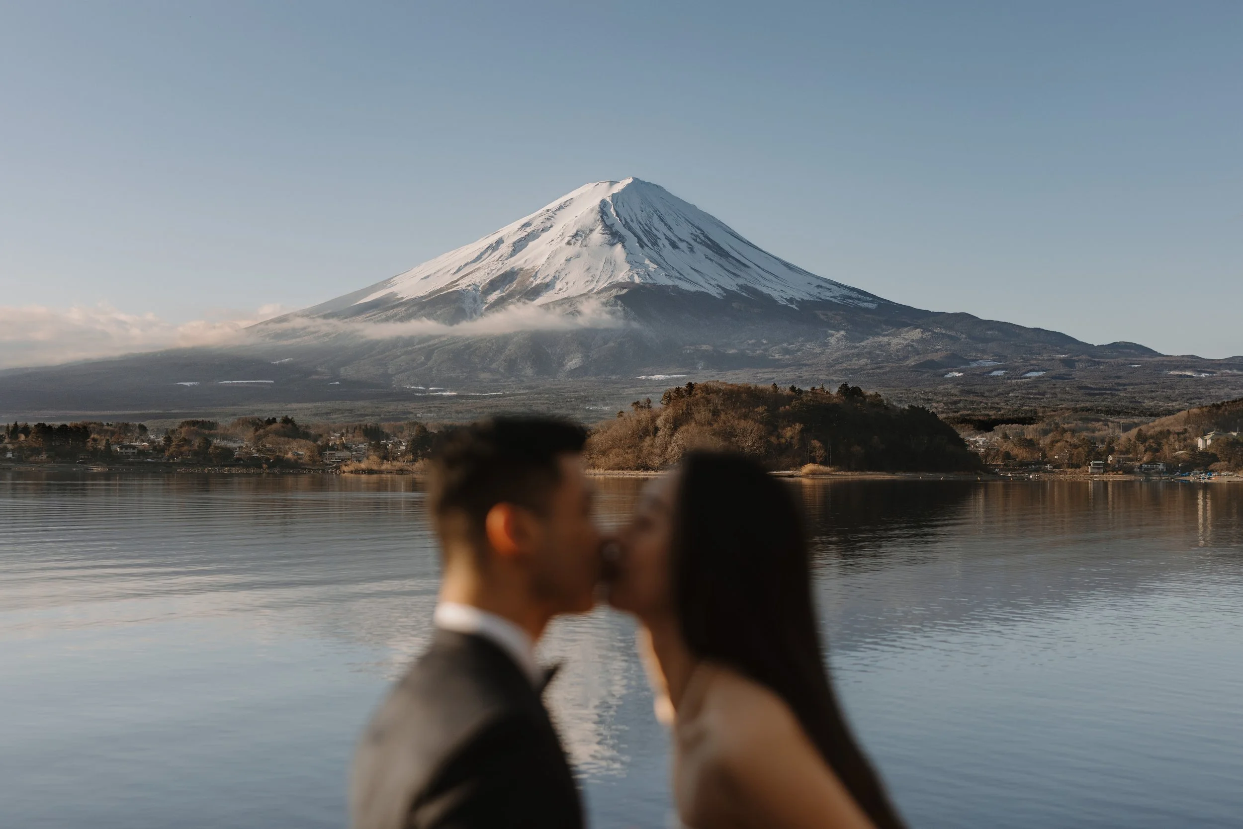 mount-fuji-spring-lake-kawaguchiko-sunset-kiss-couple-15.jpg