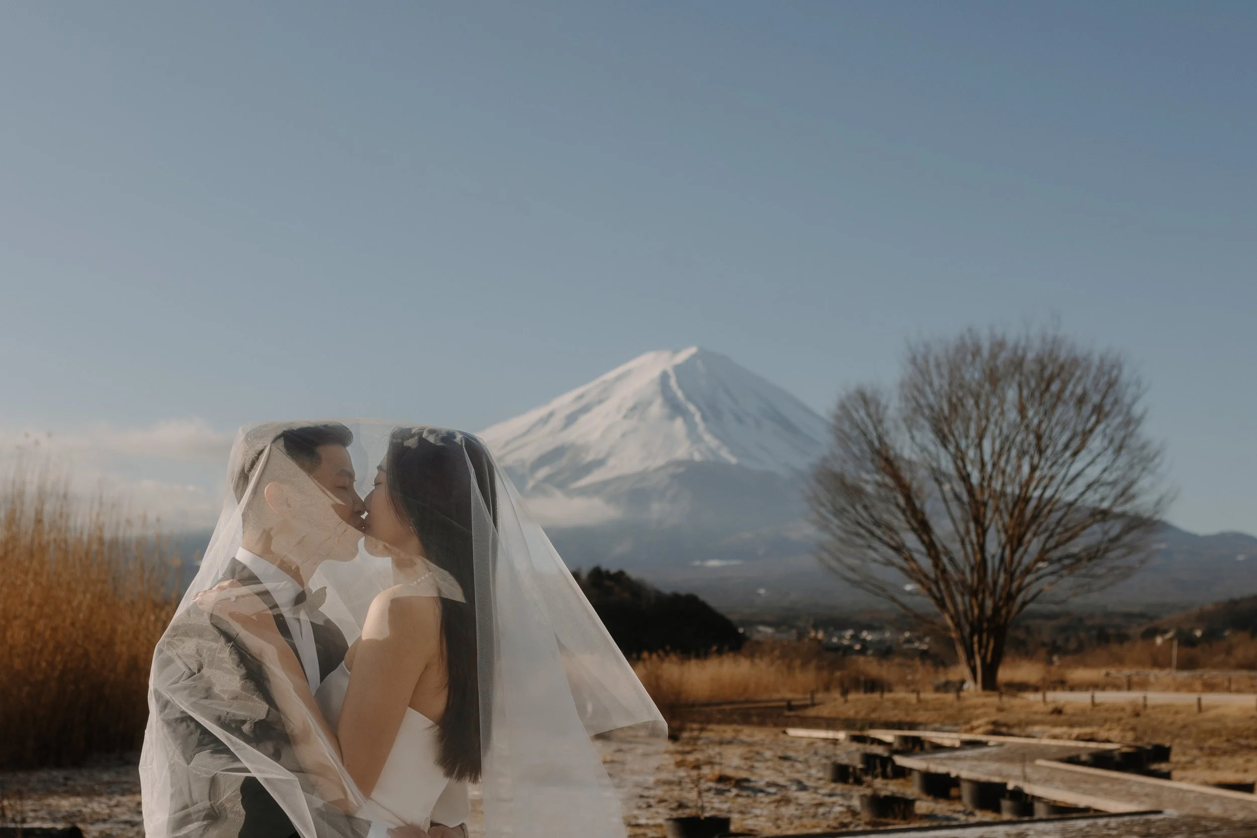 mount-fuji-spring-lake-kawaguchiko-veil-kiss-couple-18.jpg