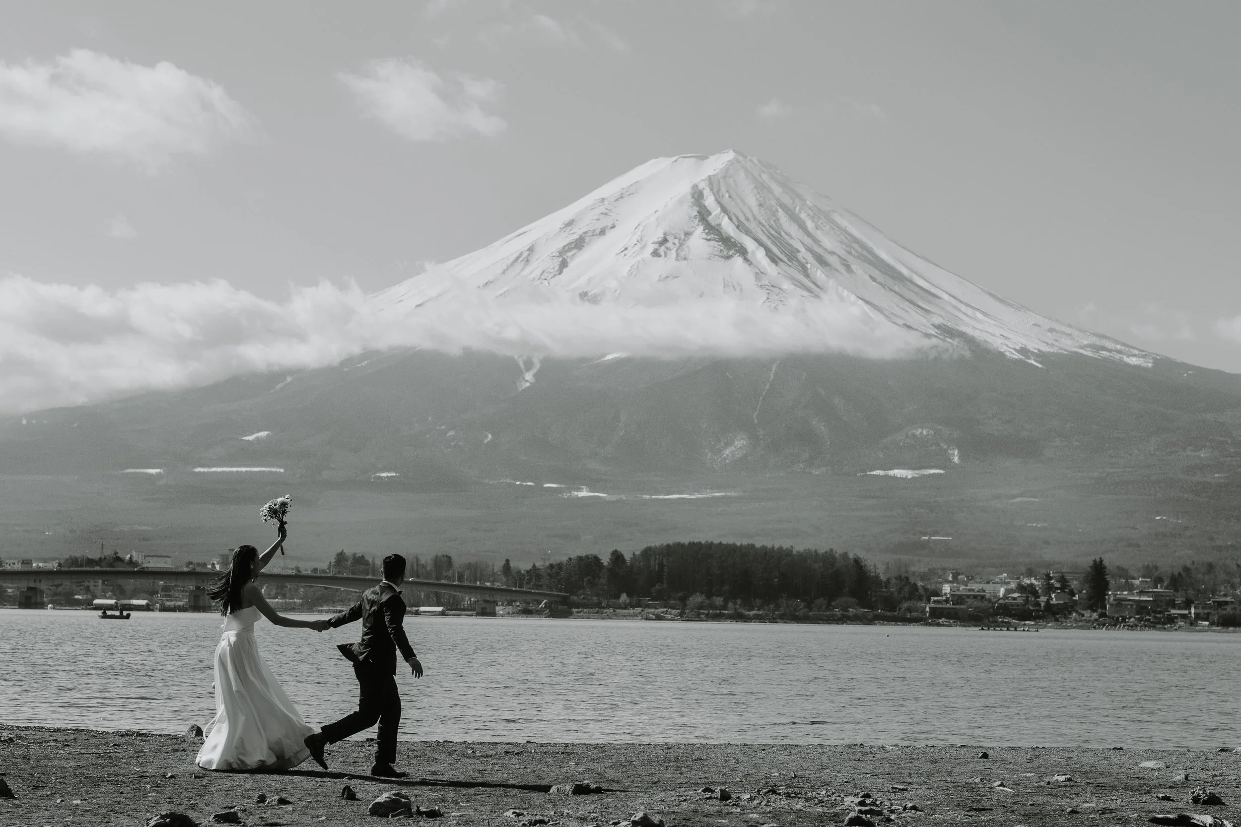 mount-fuji-spring-lake-kawaguchiko-running-bouquet-bw-couple-21.jpg