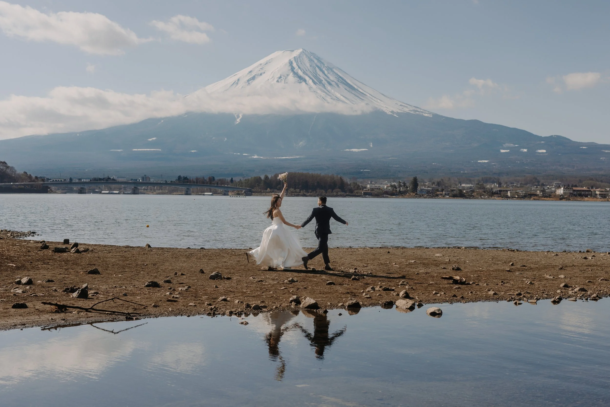 mount-fuji-spring-lake-kawaguchiko-running-bouquet-couple-20.jpg
