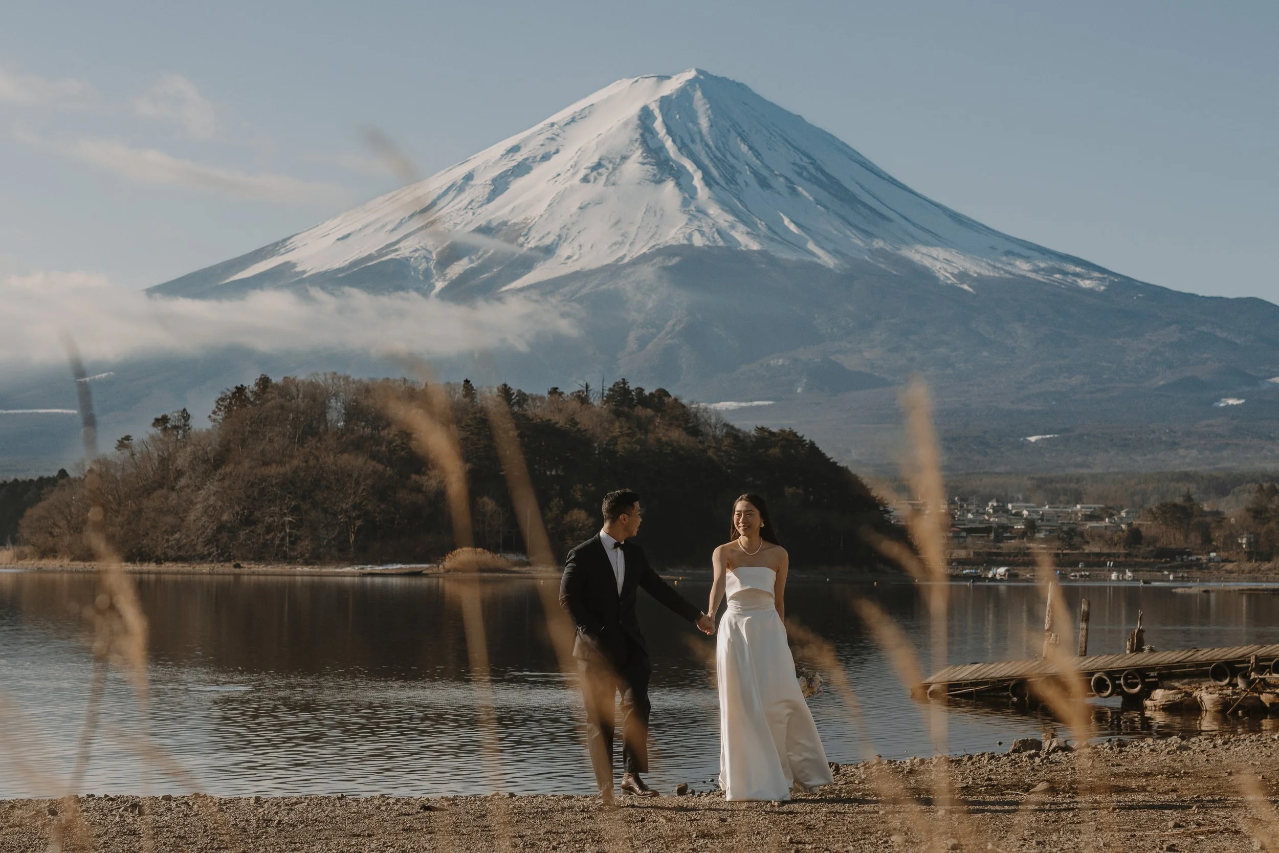 mount-fuji-spring-lake-kawaguchiko-susuki-grass-walk-couple-16.jpg