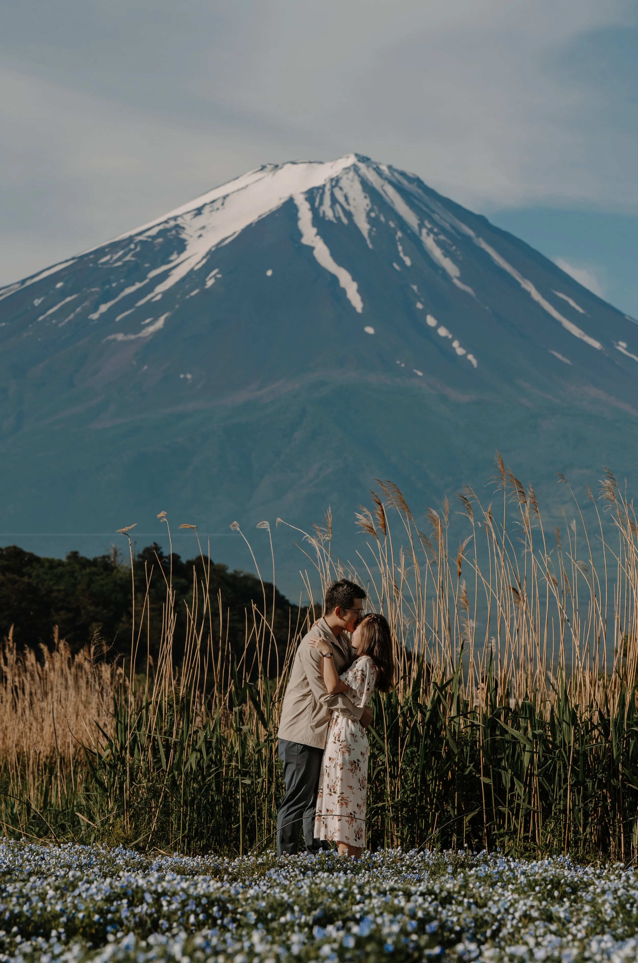 mount-fuji-kawaguchiko-nemophila-kiss-couple-19.jpg