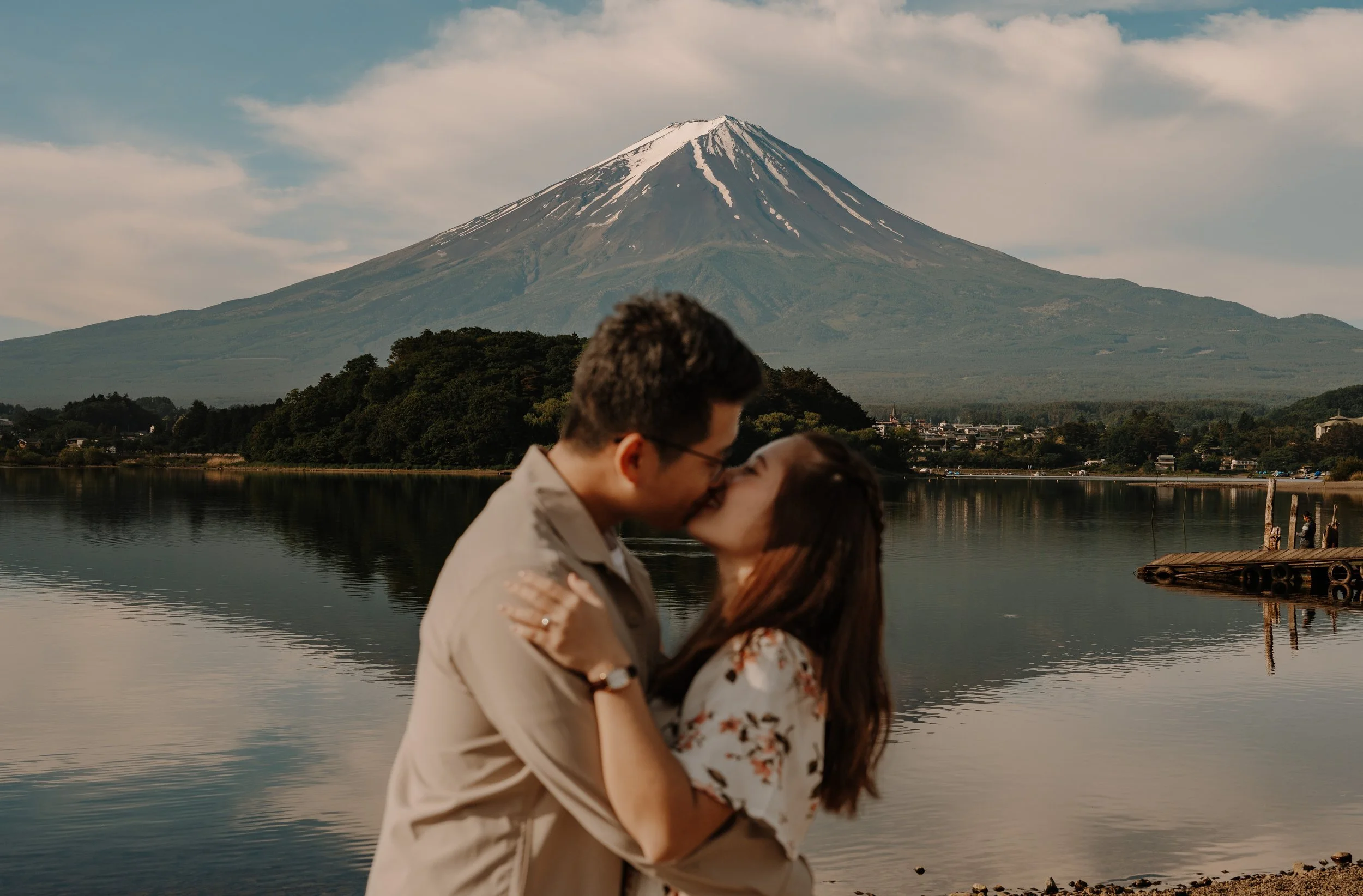 mount-fuji-kawaguchiko-lakeshore-kiss-couple-26.jpg