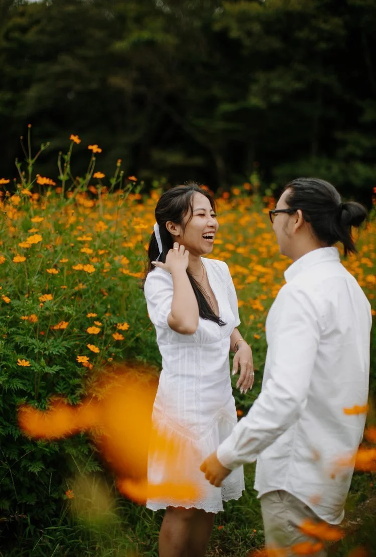 yamanaka-flower-park-cosmos-field-candid-couple-28.jpg