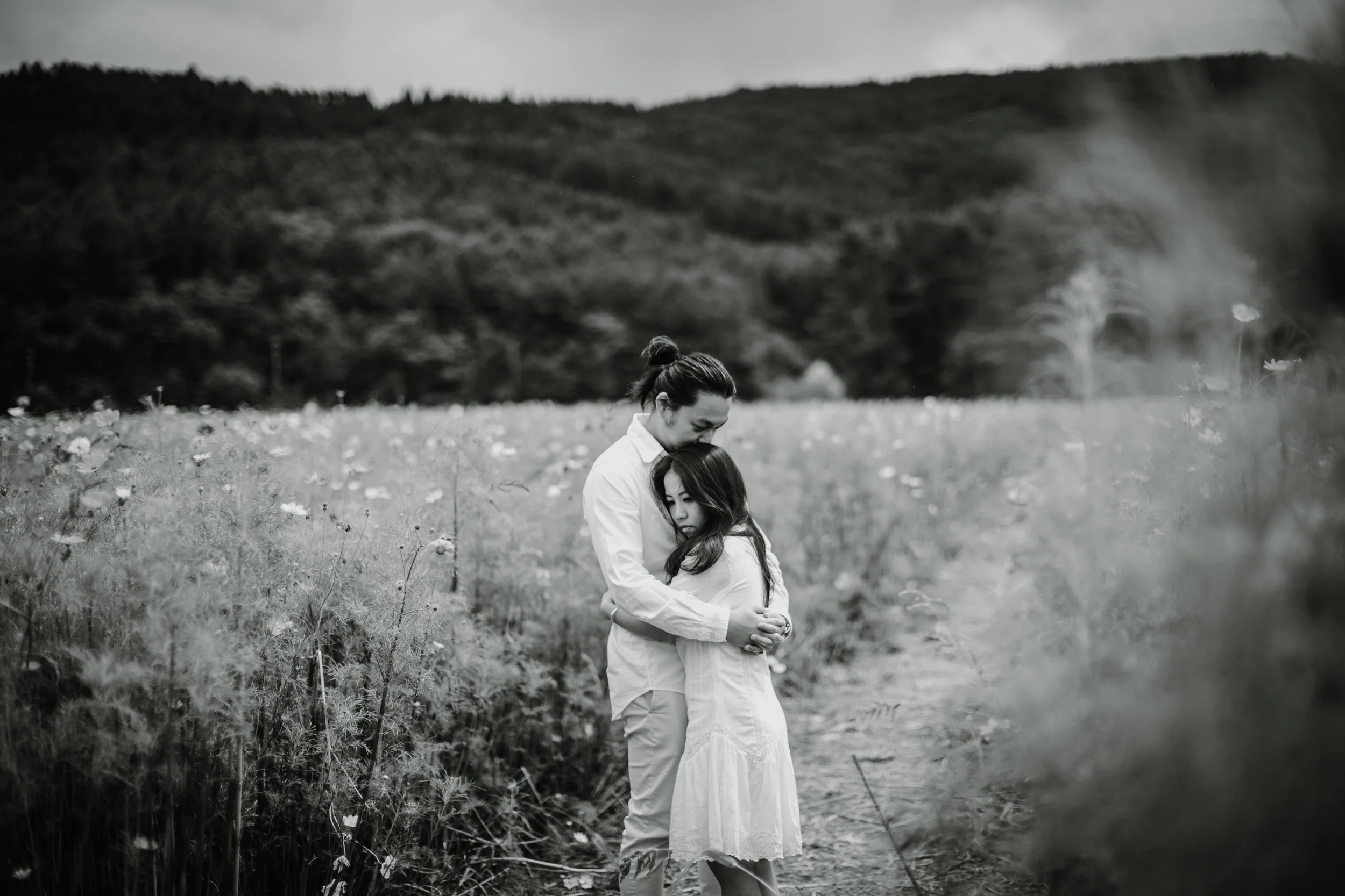 yamanaka-flower-park-meadow-embrace-bw-couple-33.jpg