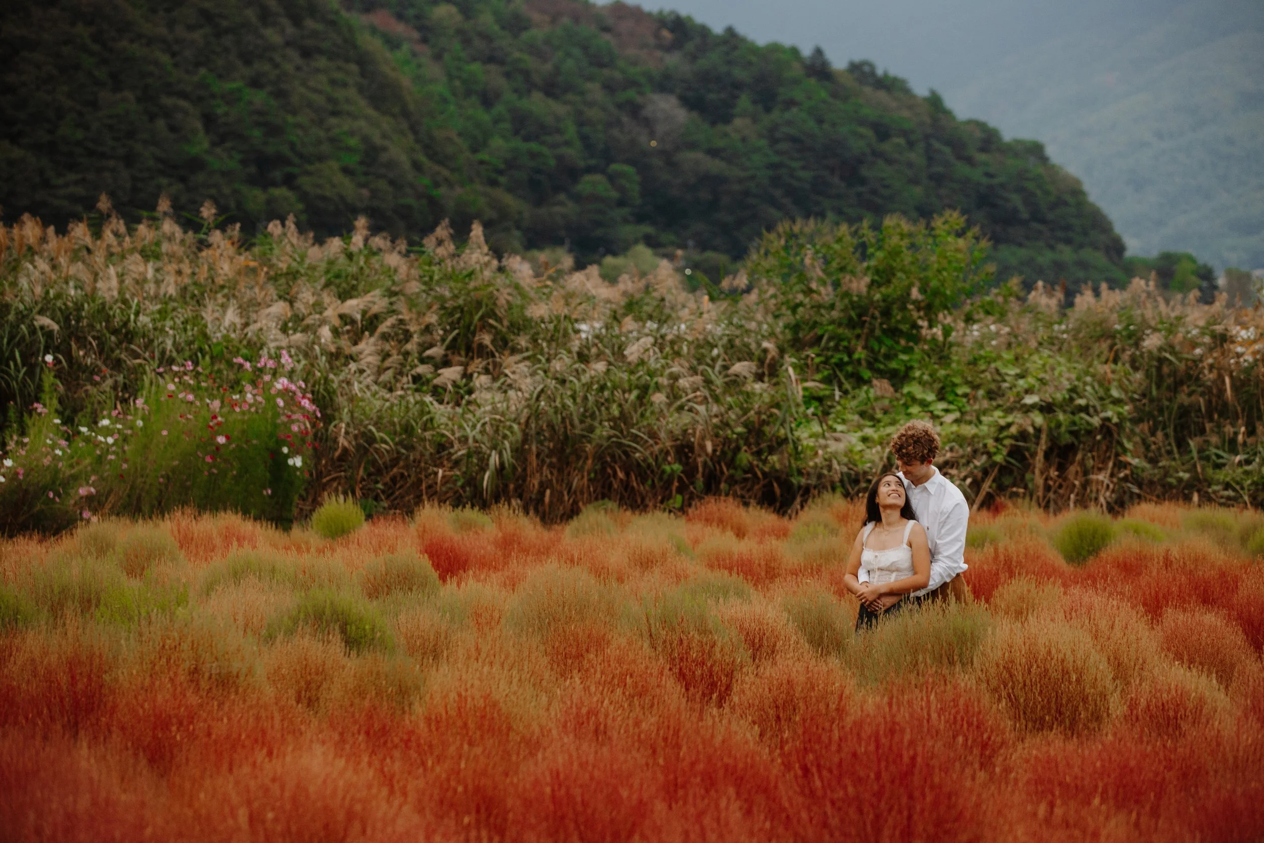 summer-lakeside-meadow-red-grass-couple-04.jpg