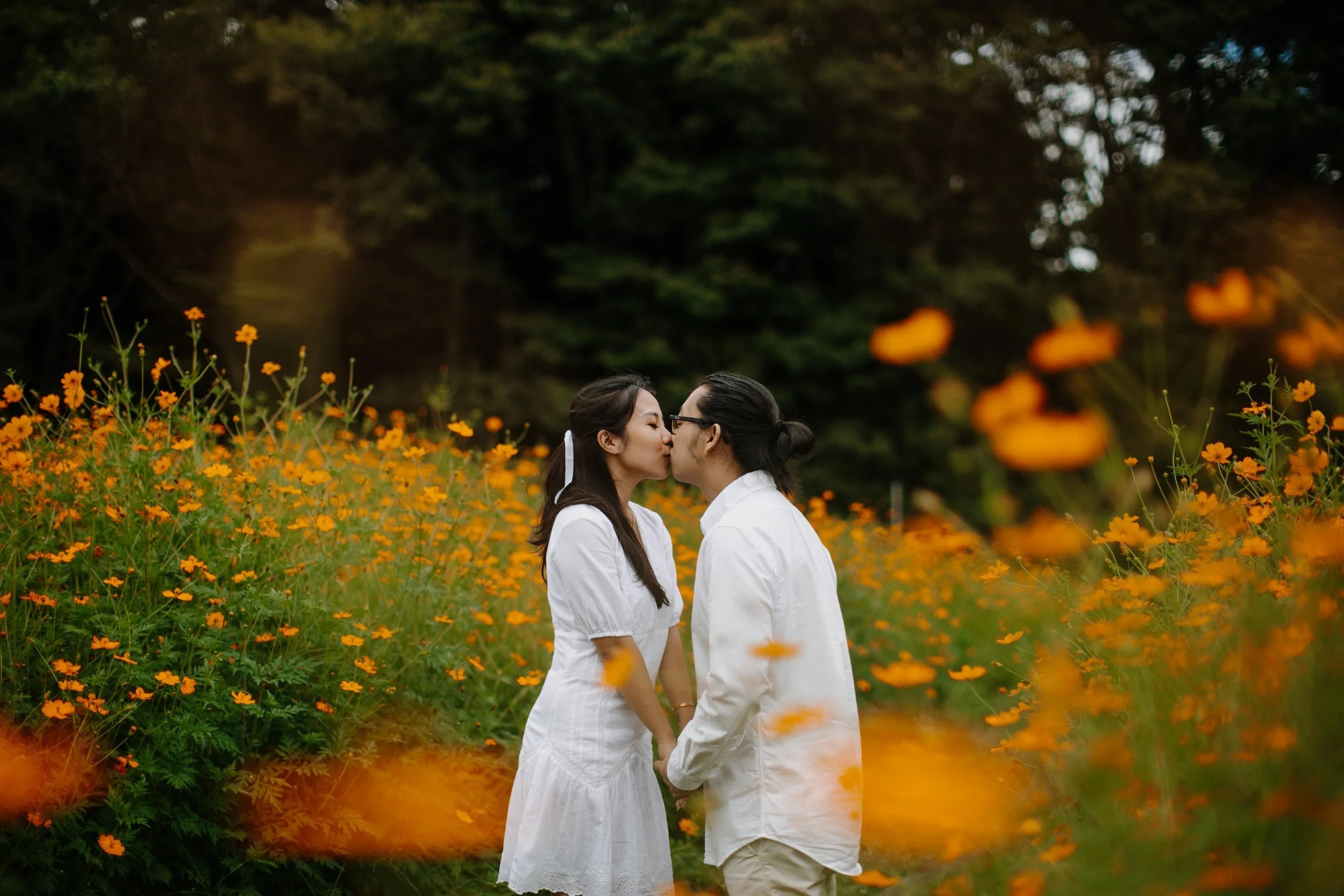 yamanaka-flower-park-cosmos-field-kiss-couple-31.jpg