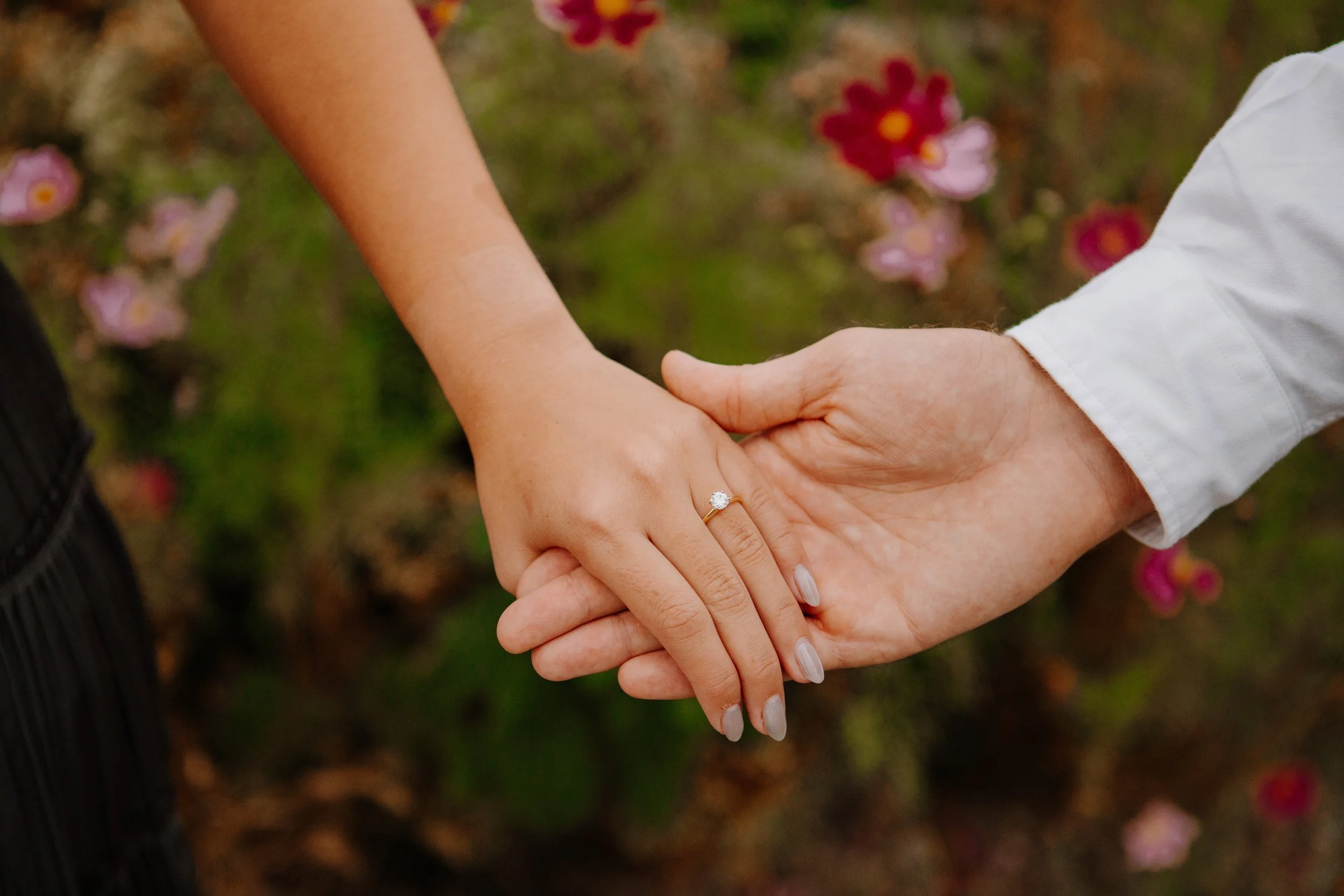 summer-lakeside-meadow-ring-detail-couple-03.jpg