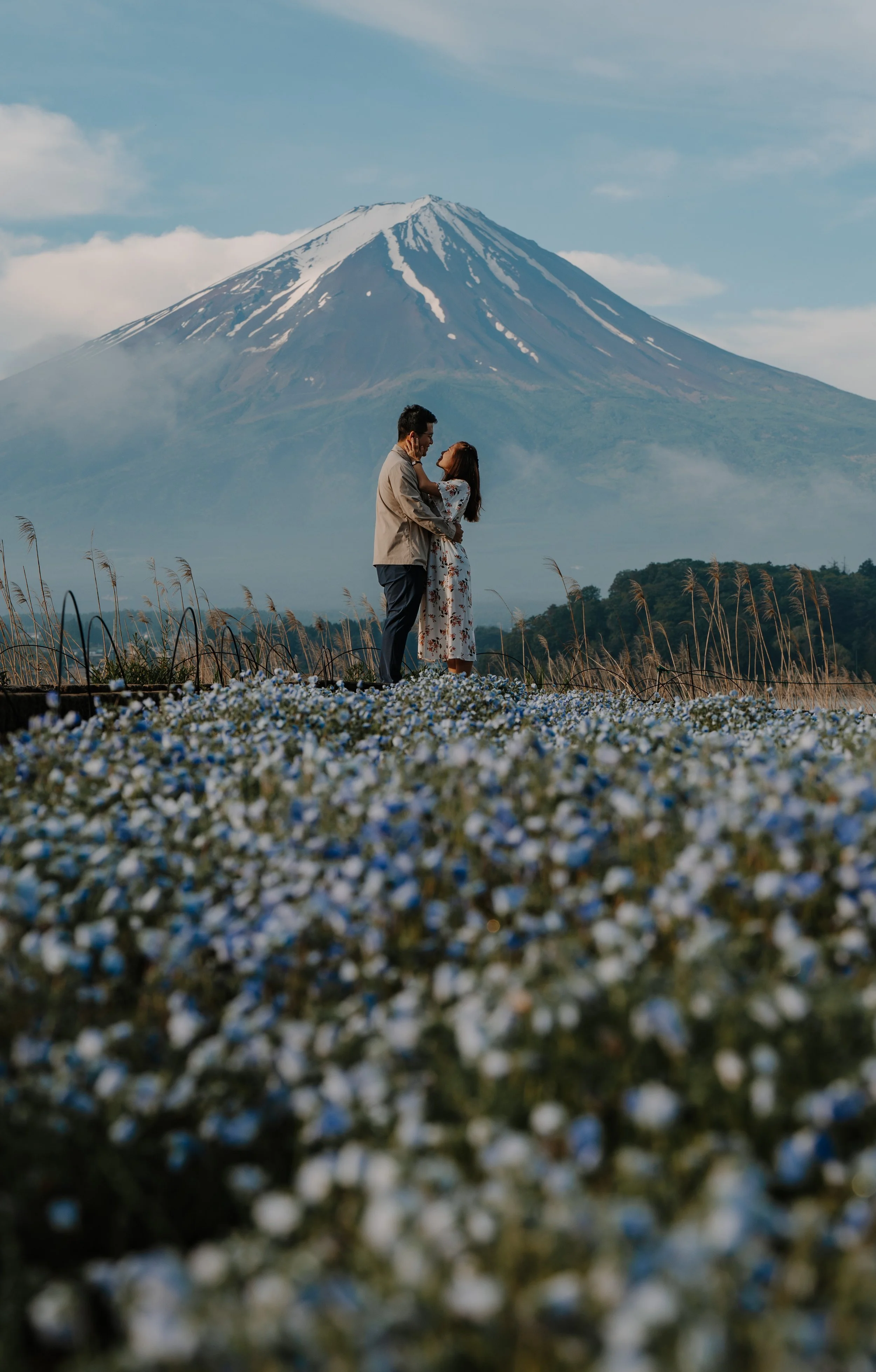 mount-fuji-kawaguchiko-nemophila-embrace-couple-18.jpg