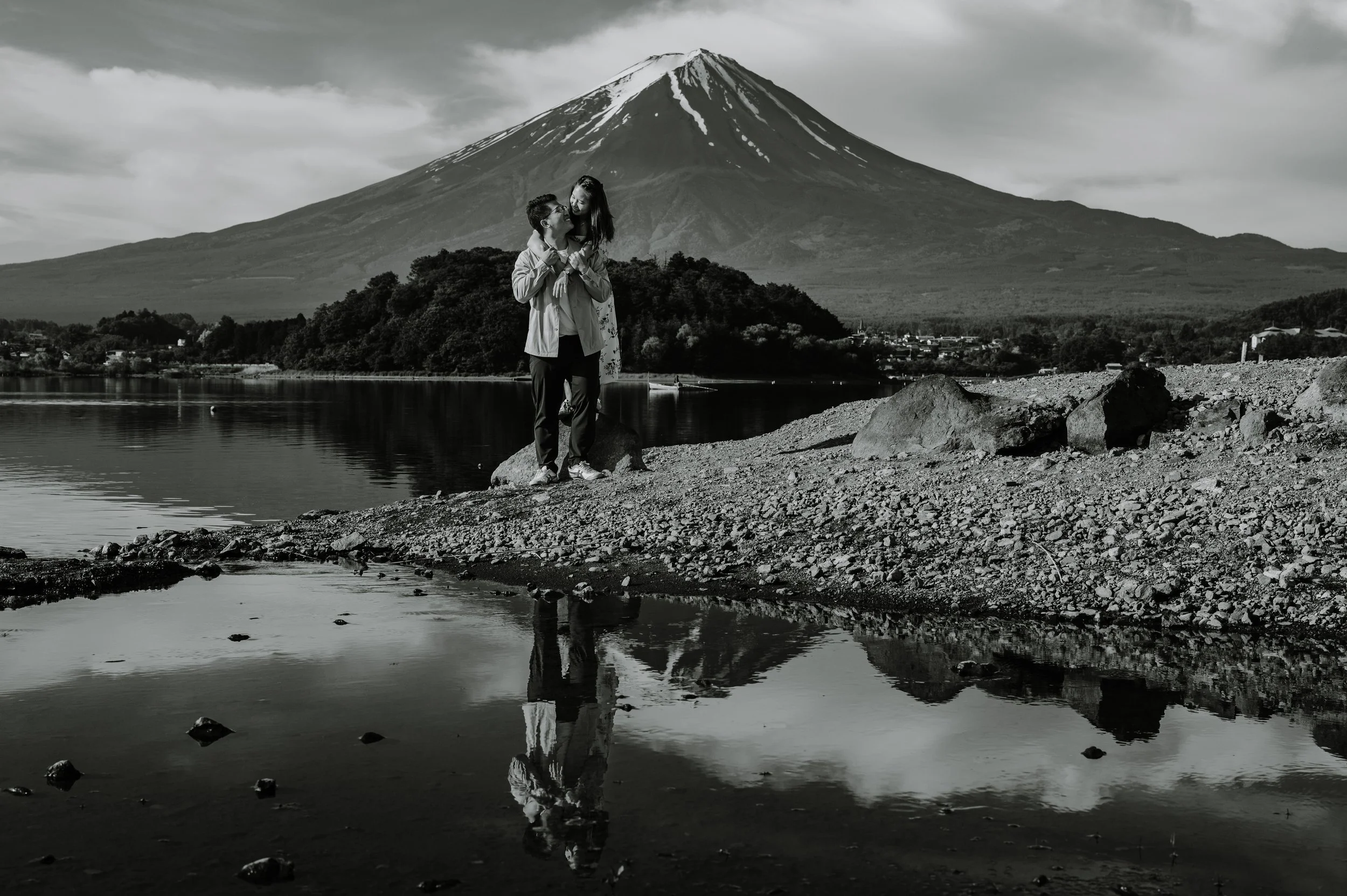 mount-fuji-kawaguchiko-lakeshore-embrace-bw-couple-27.jpg
