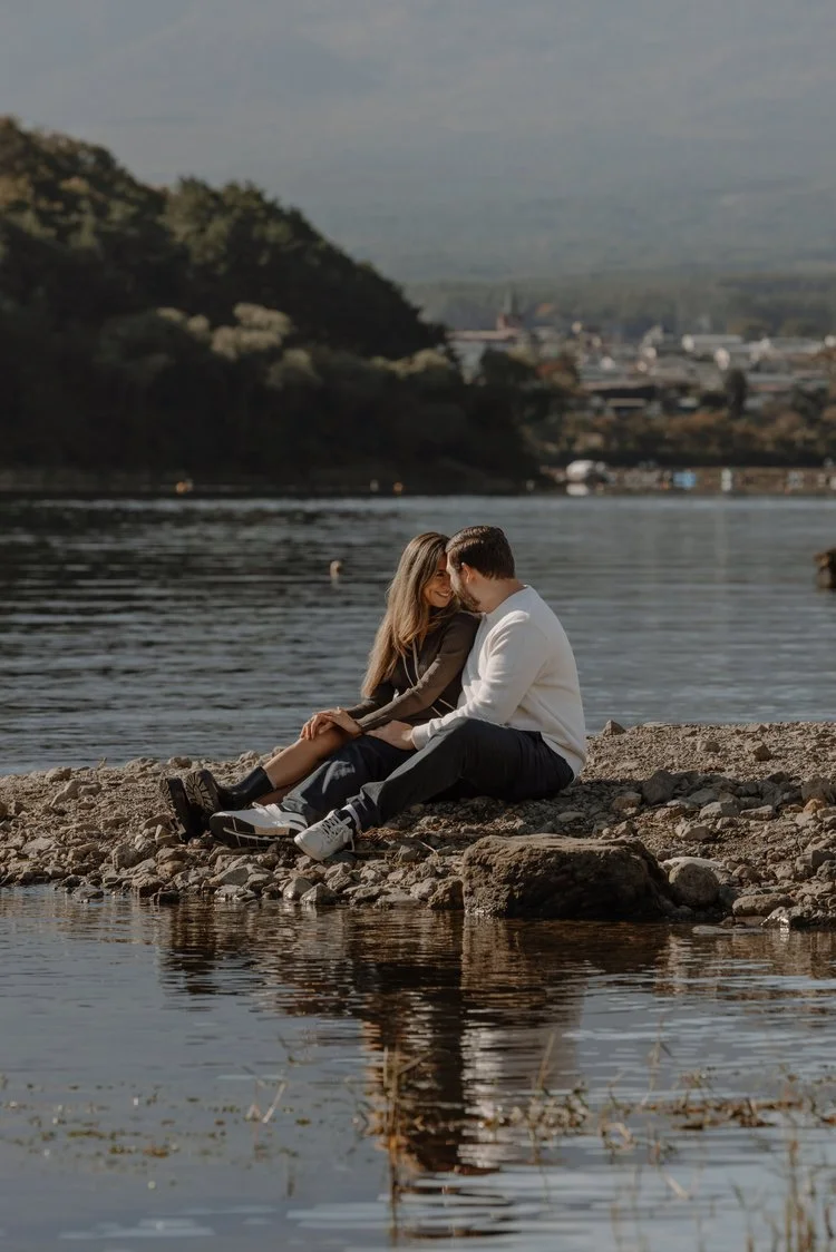 mount-fuji-fall-lakeshore-seated-kiss-couple-24.jpg