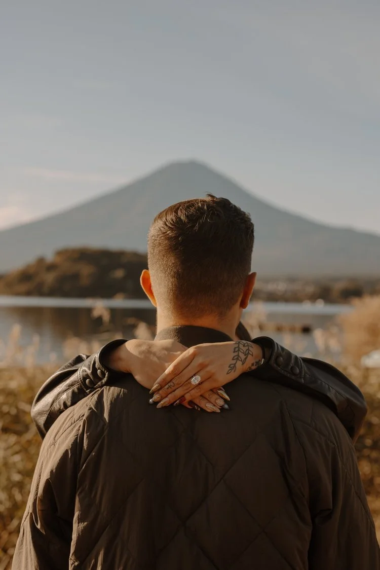 mount-fuji-fall-kochia-proposal-hand-on-shoulder-couple-33.jpg