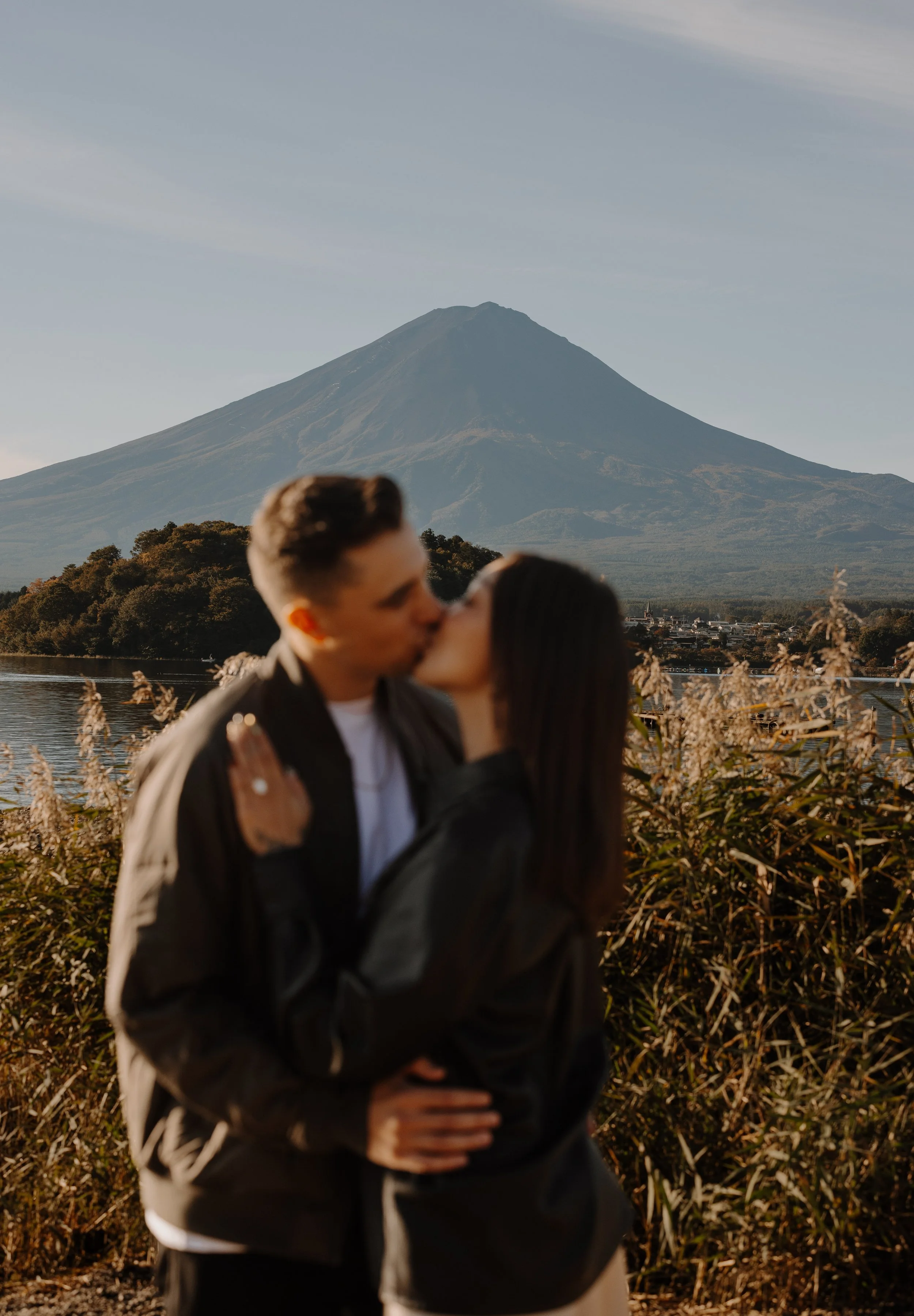 mount-fuji-fall-kochia-proposal-lakeshore-kiss-couple-34.jpg