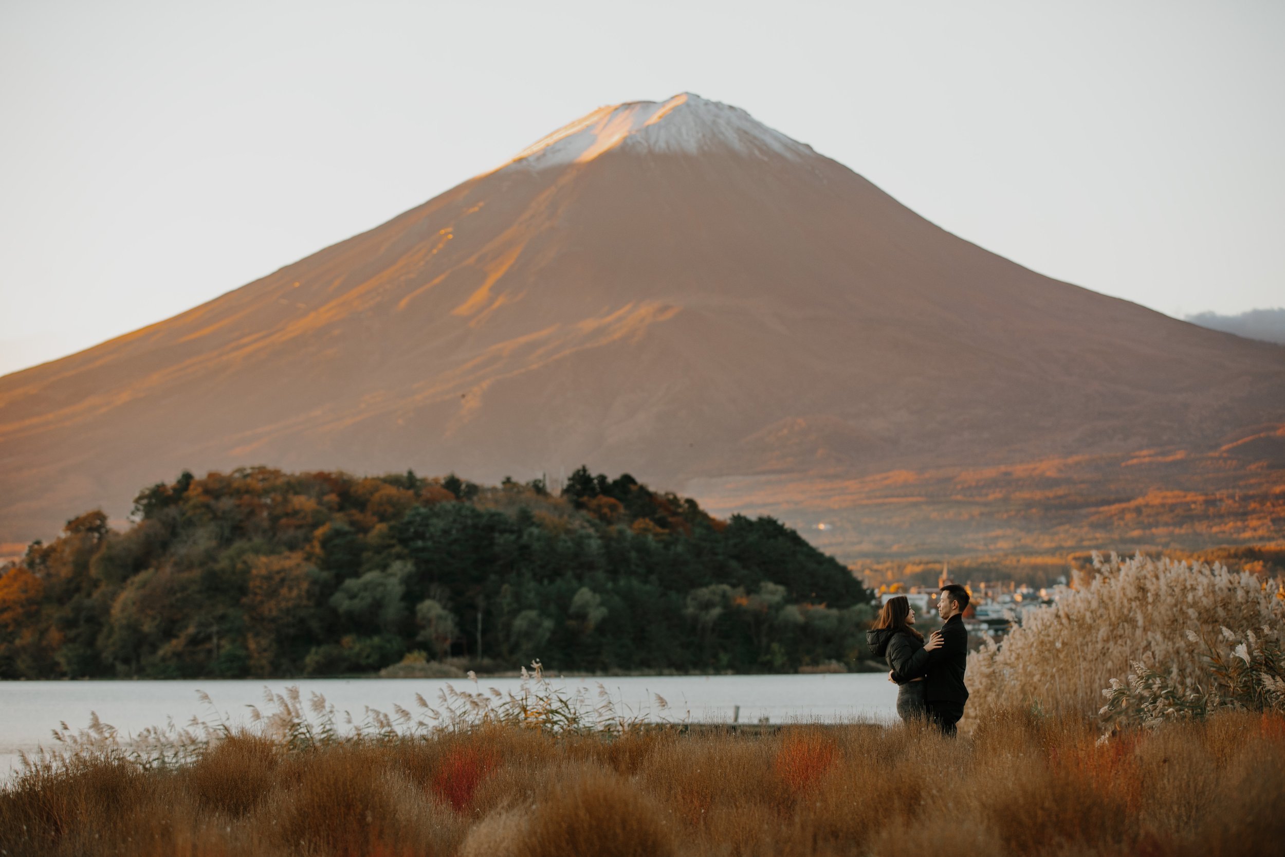 mount-fuji-fall-sunset-proposal-embrace-couple-08.jpg