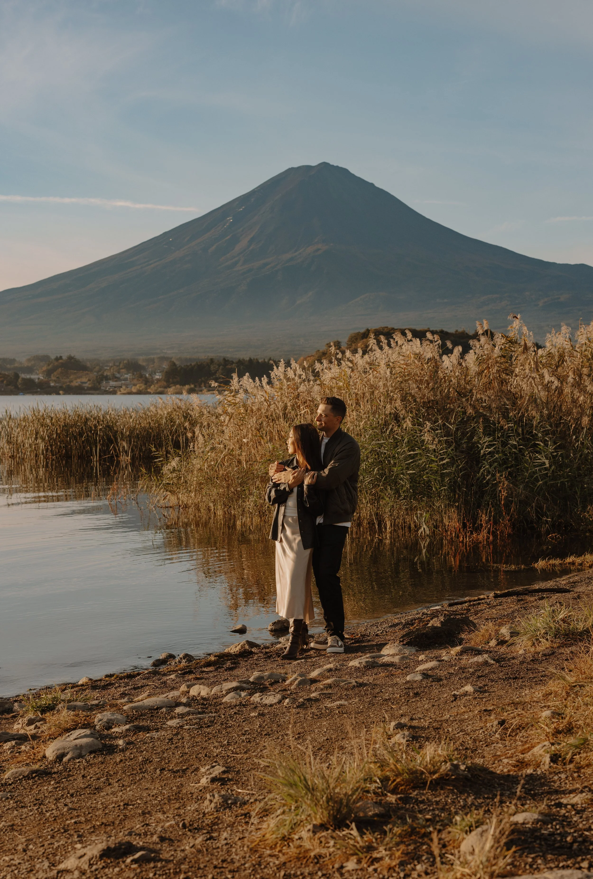 mount-fuji-fall-kochia-proposal-lakeshore-couple-28.jpg