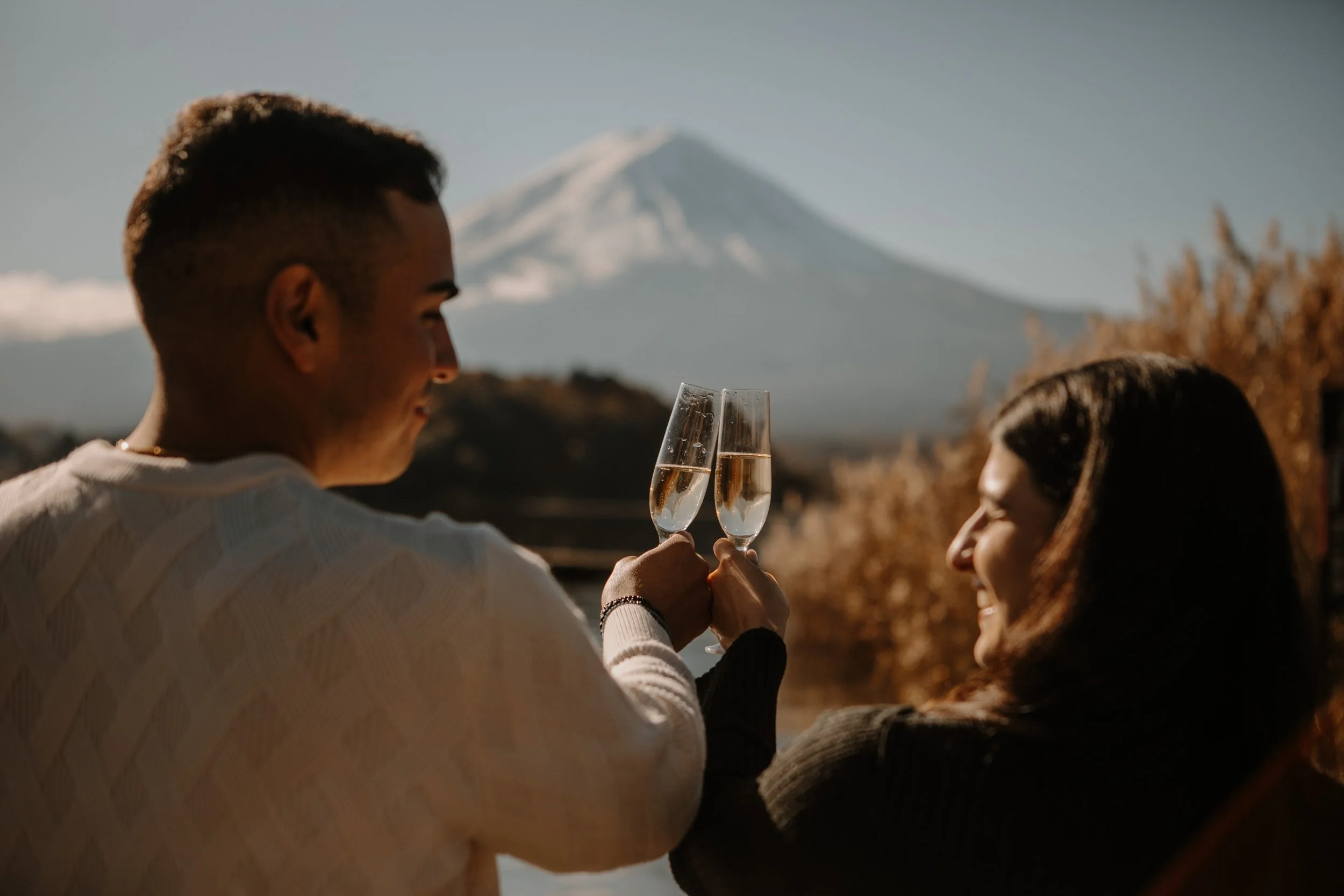 mount-fuji-fall-picnic-proposal-toast-couple-14.jpg