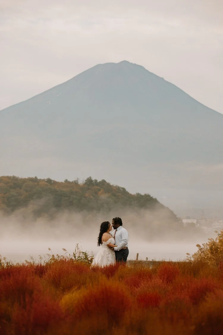 mount-fuji-fall-kawaguchiko-kochia-field-couple-01.jpg