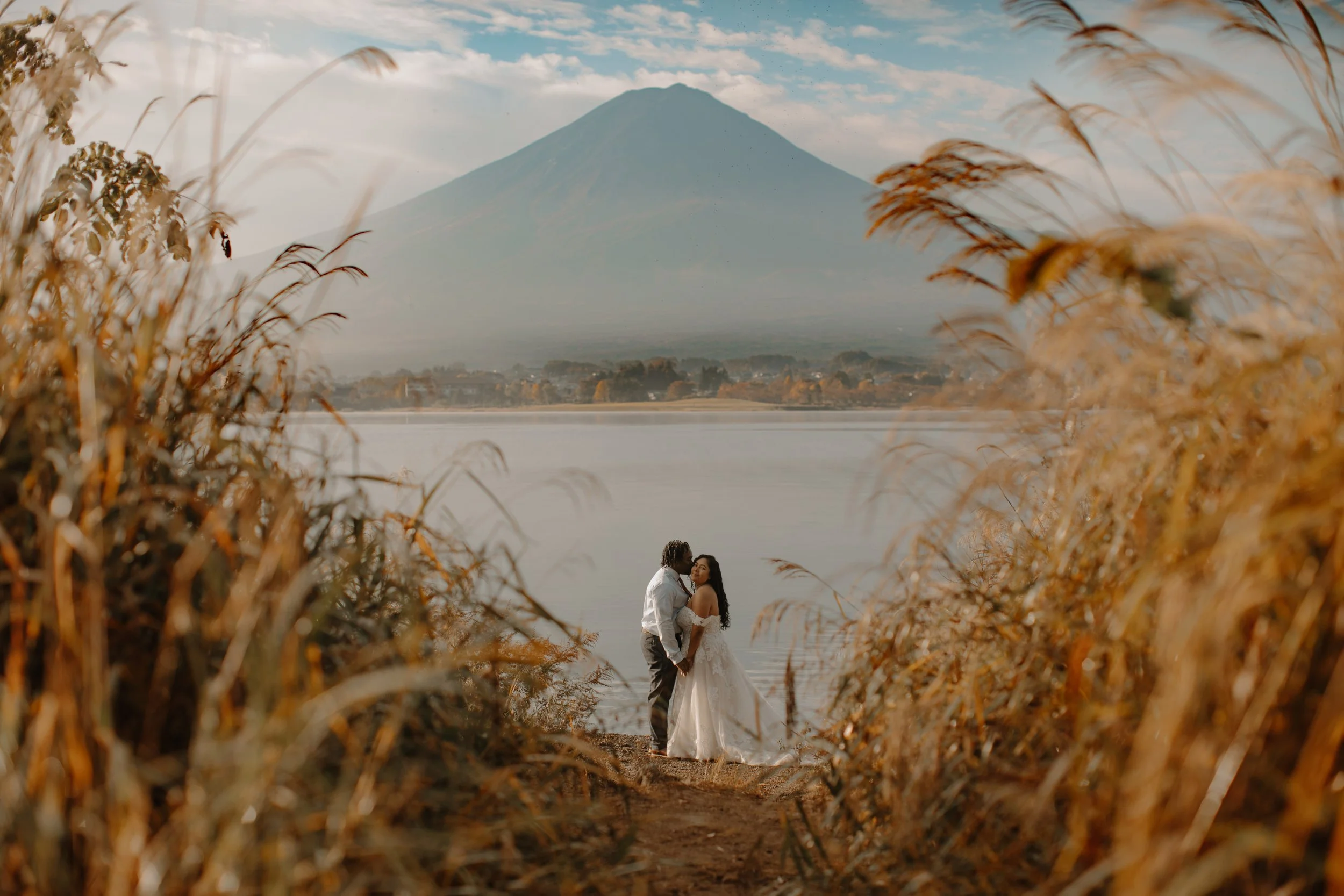 mount-fuji-fall-kawaguchiko-lakeshore-couple-03.jpg
