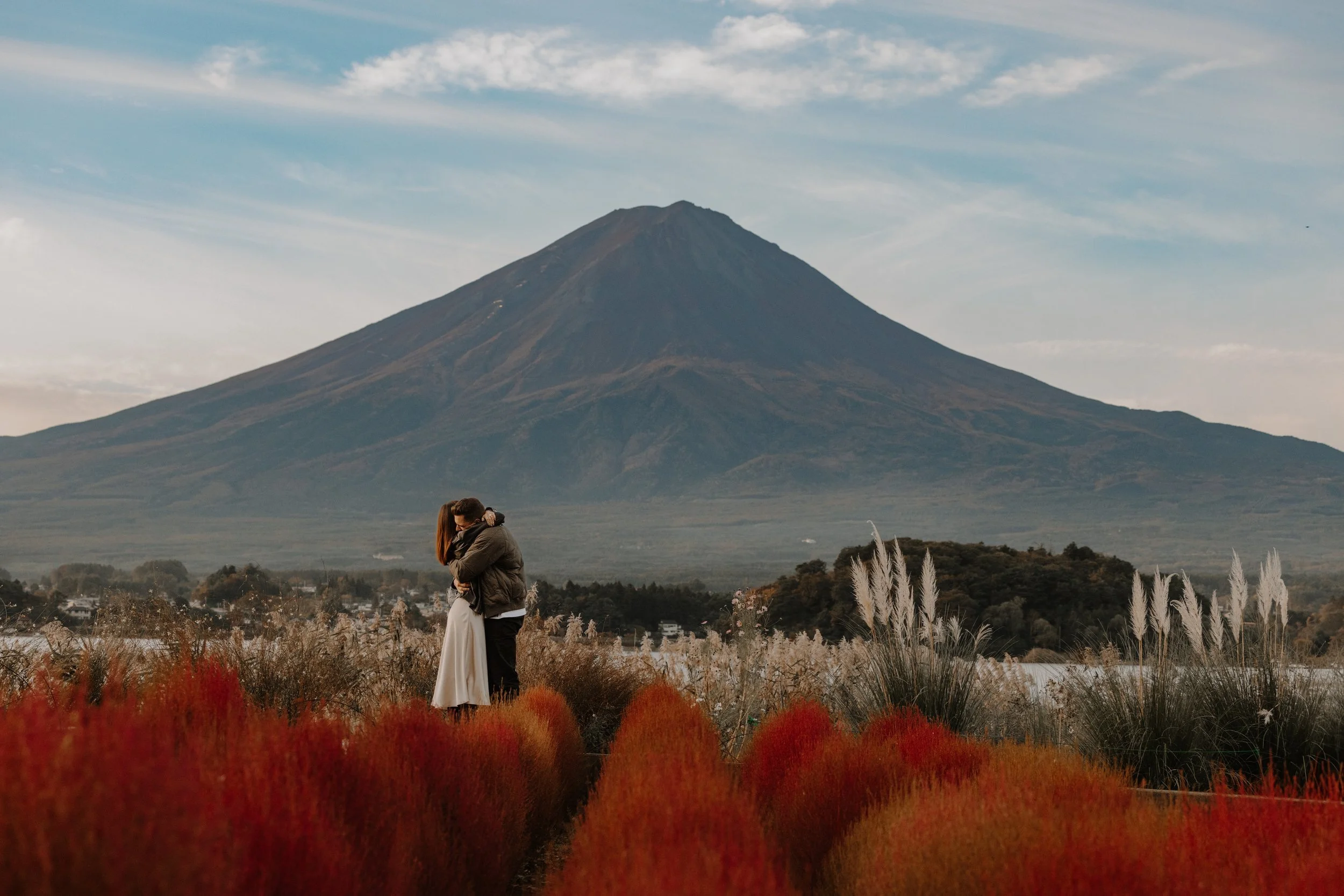 mount-fuji-fall-kochia-proposal-embrace-couple-25.jpg