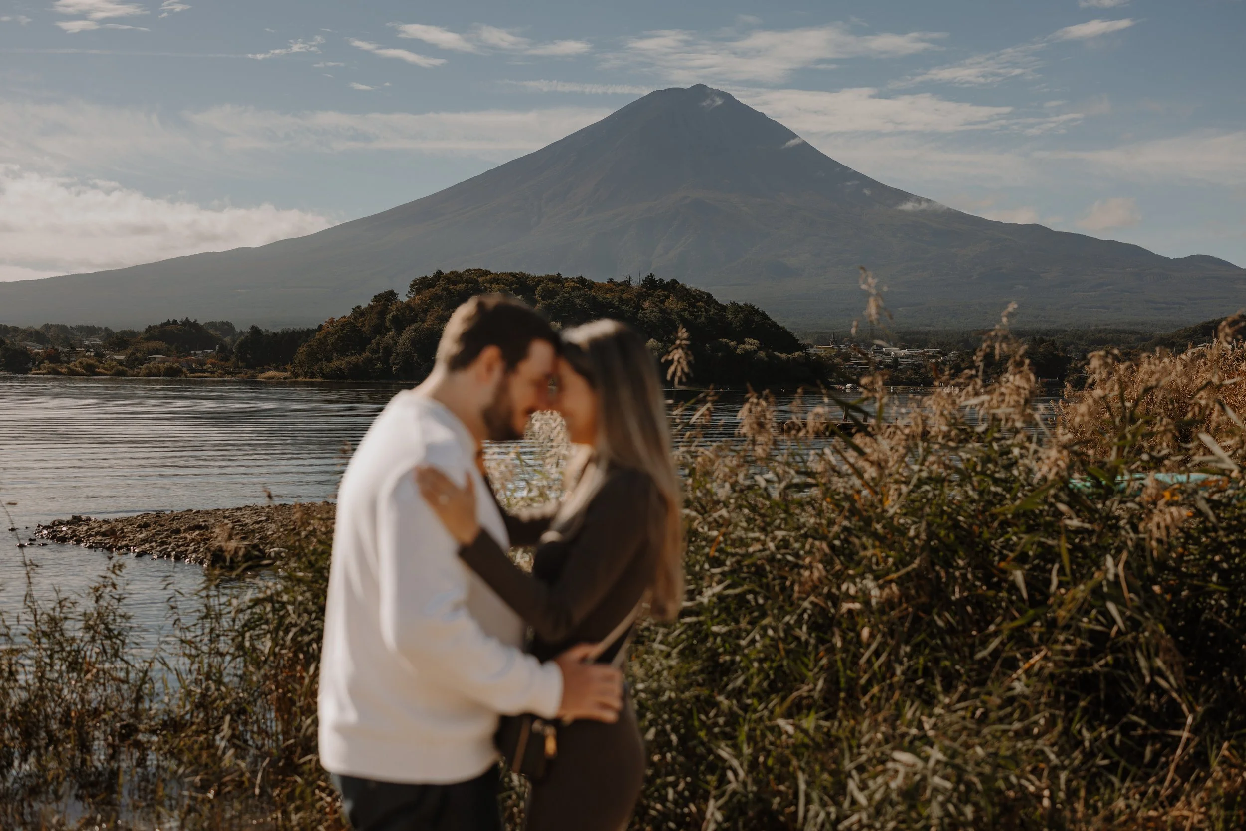 mount-fuji-fall-lakeshore-embrace-couple-23.jpg