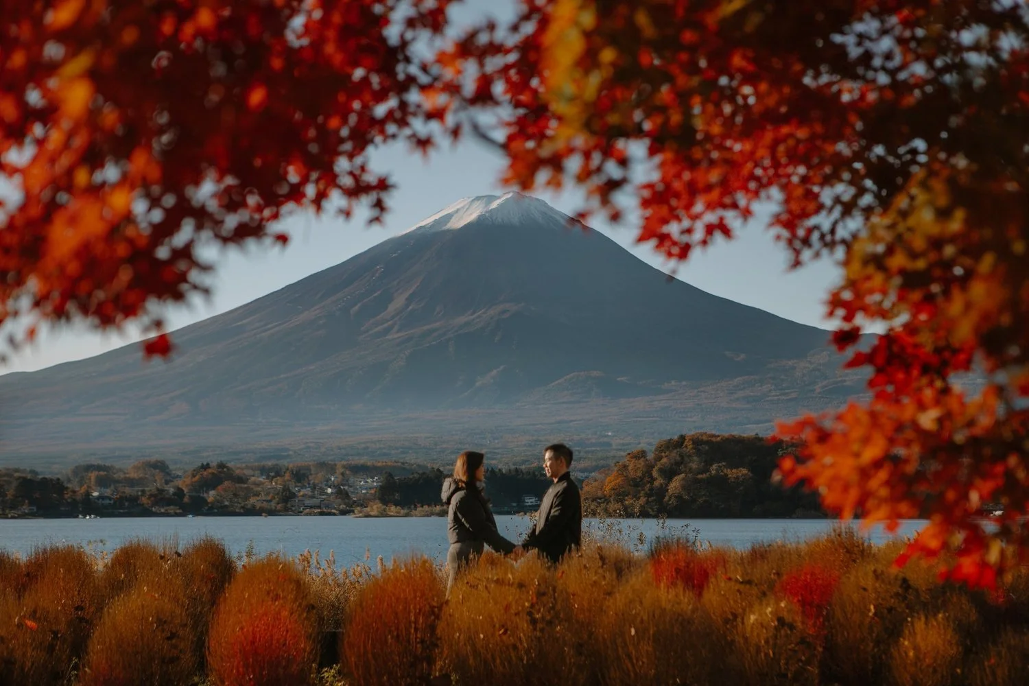 mount-fuji-fall-sunset-proposal-maple-frame-couple-11.jpg