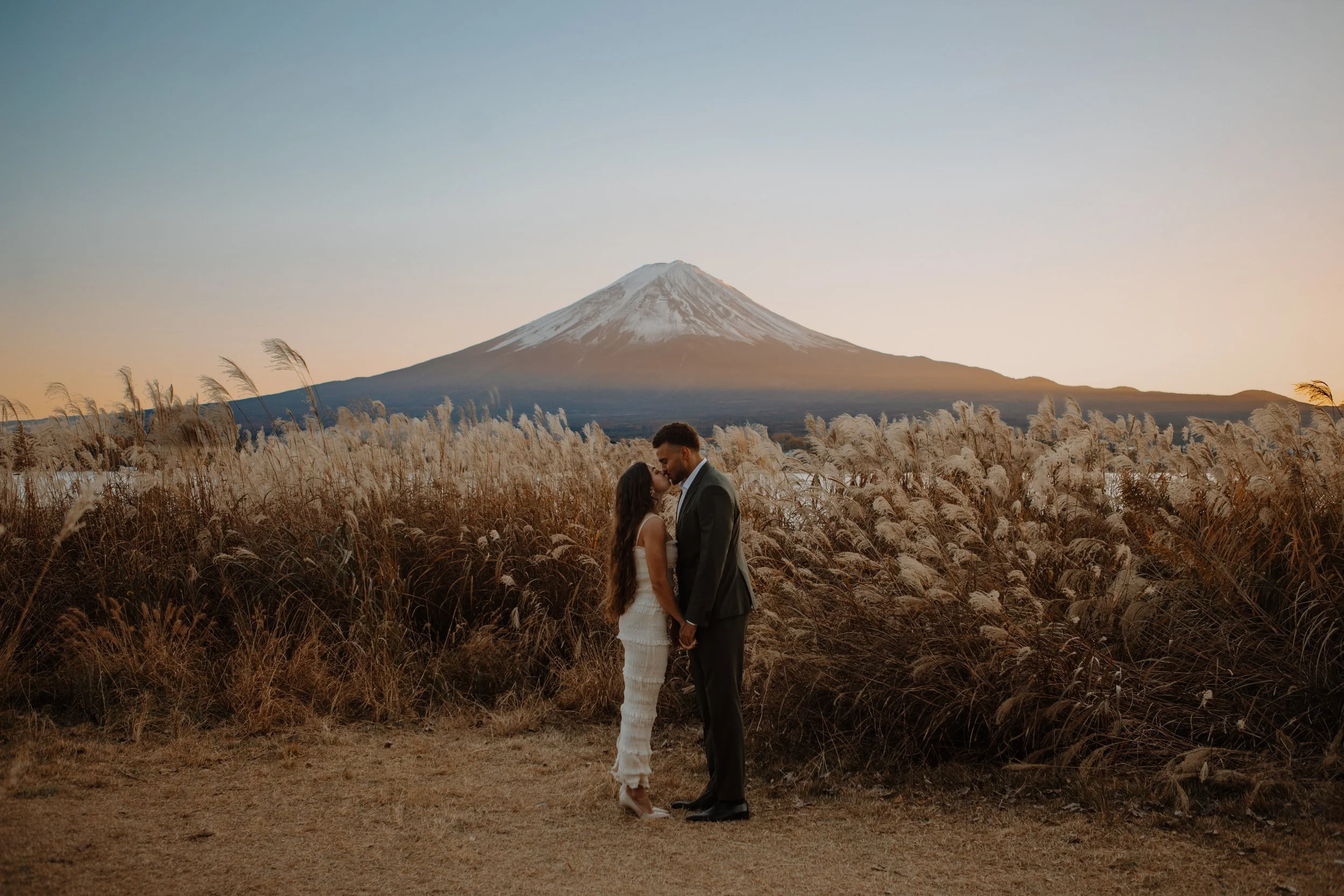 mount-fuji-fall-kawaguchiko-susuki-field-formal-kiss-couple-06.jpg