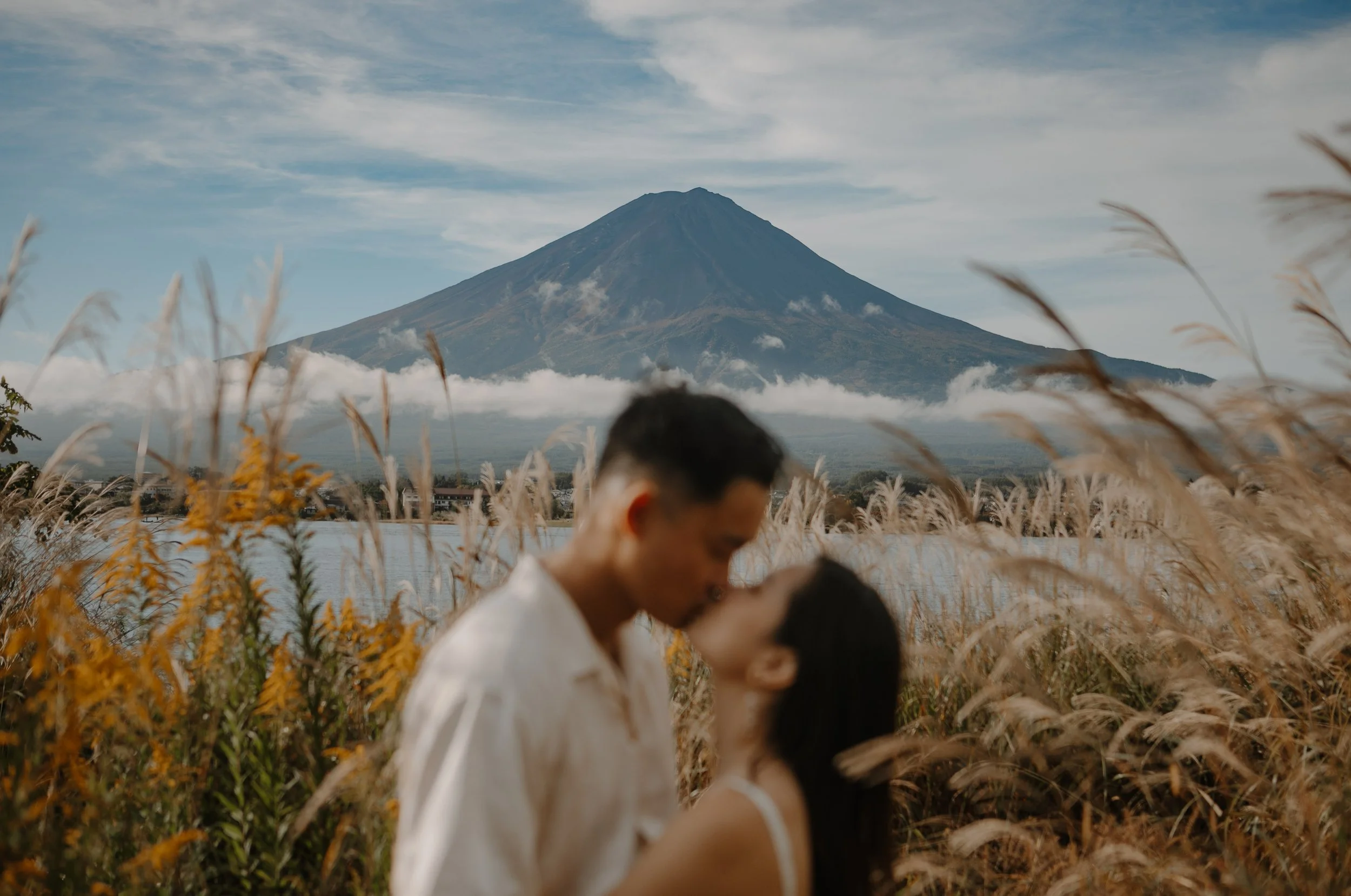 mount-fuji-fall-kochia-sunrise-soft-focus-couple-18.jpg