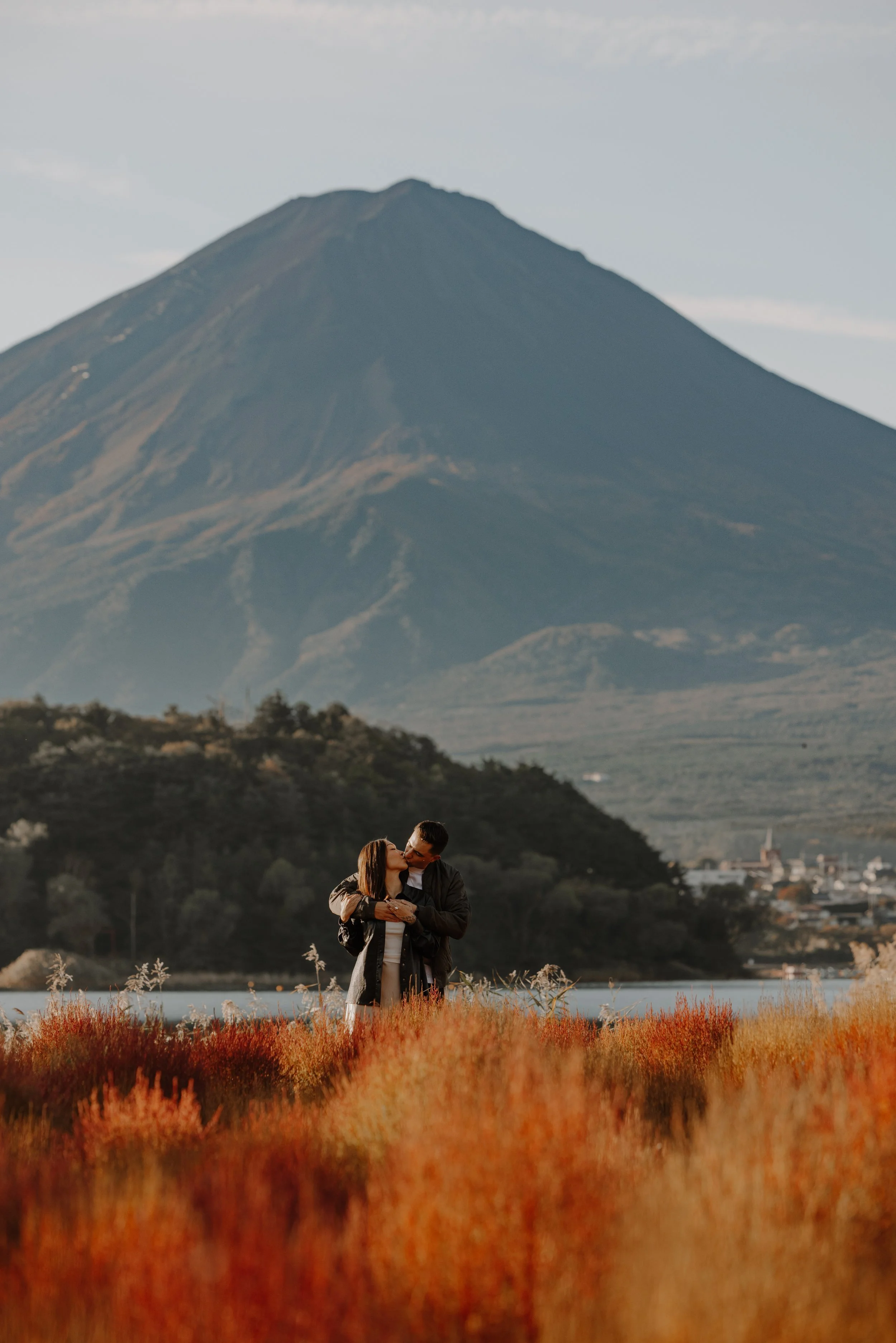 mount-fuji-fall-kochia-proposal-kiss-couple-32.jpg
