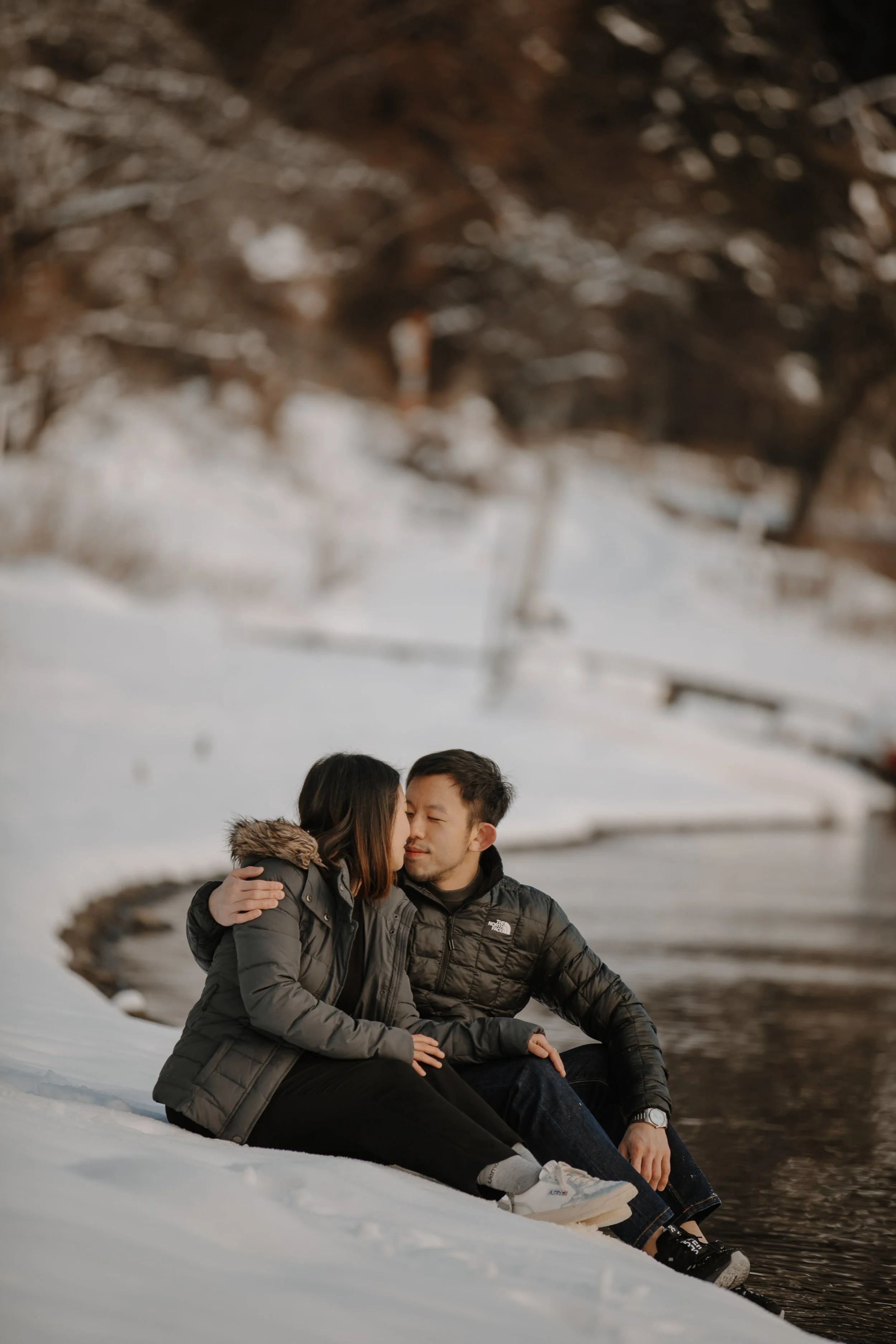 japan-winter-engagement-embrace-snow-03.jpg