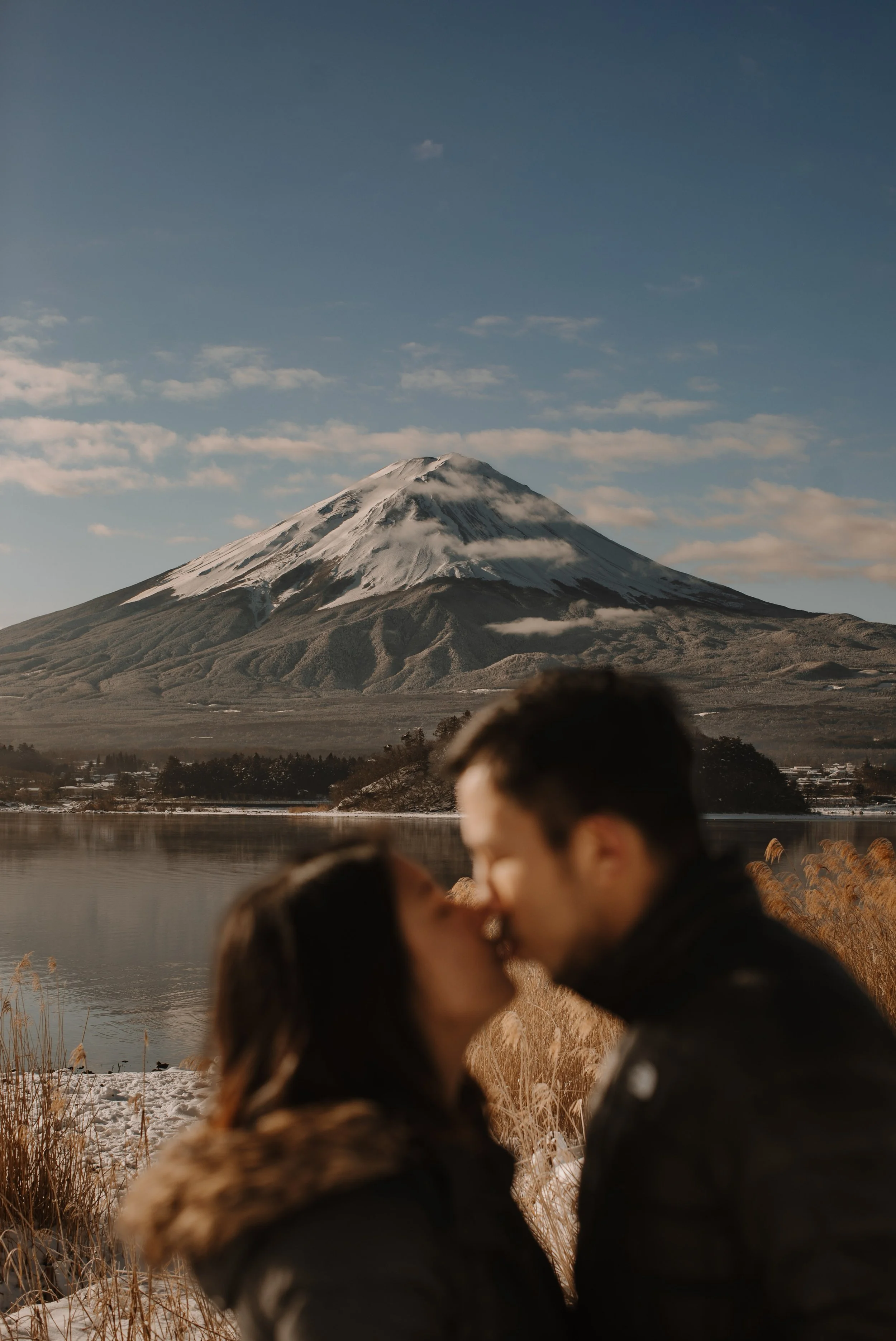 mount-fuji-winter-engagement-kiss-lakeside-05.jpg