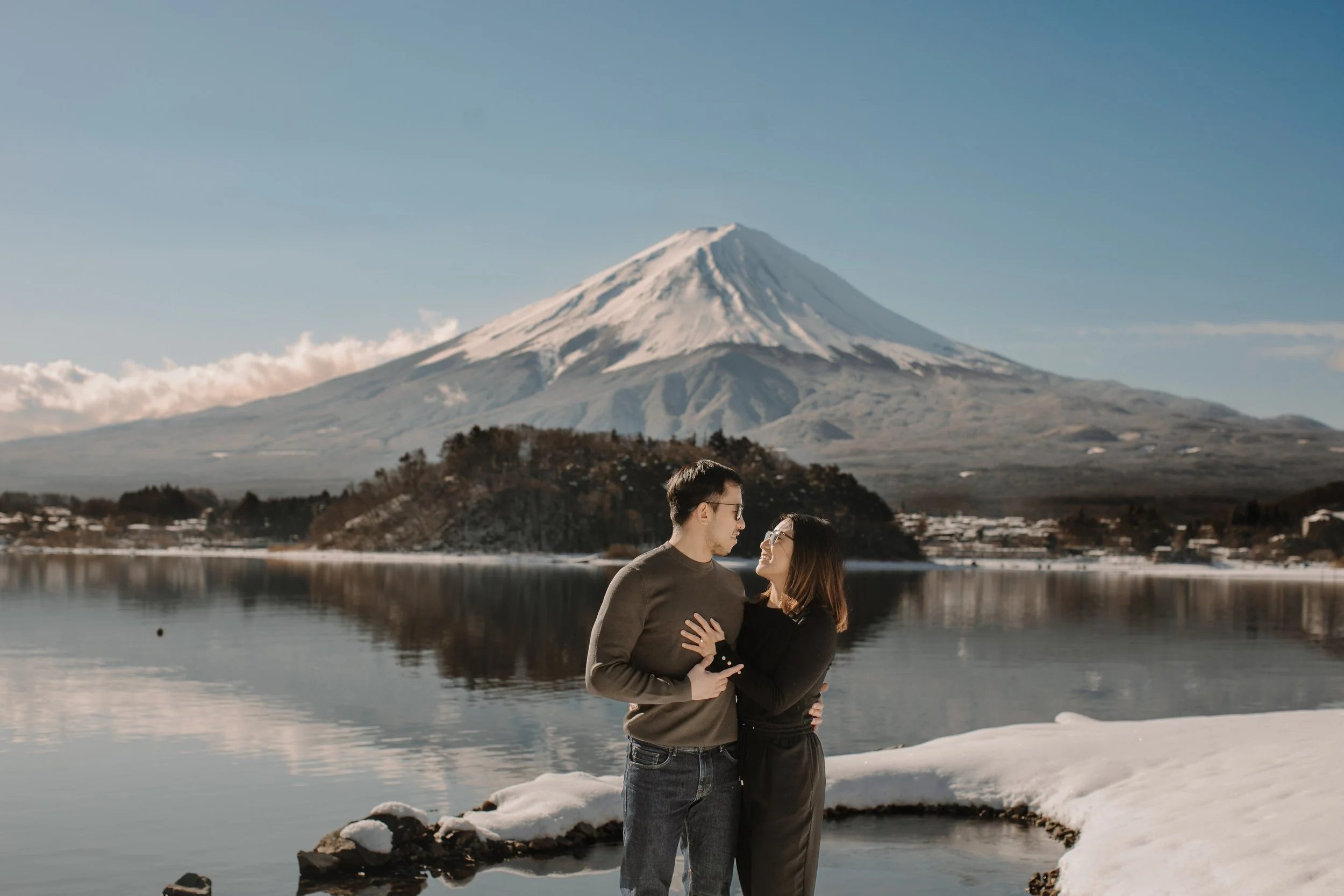 mount-fuji-winter-engagement-embrace-shoreline-08.jpg