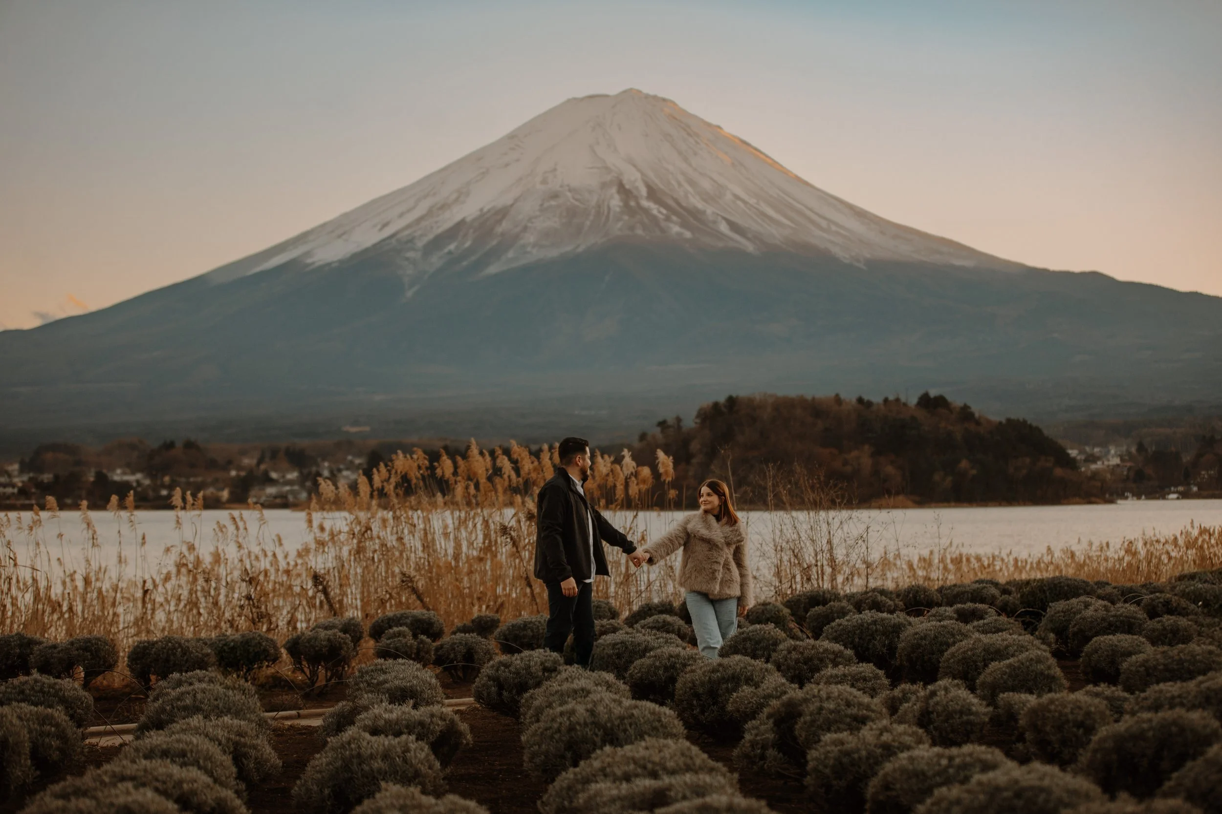 mount-fuji-dusk-engagement-walking-field-20.jpg