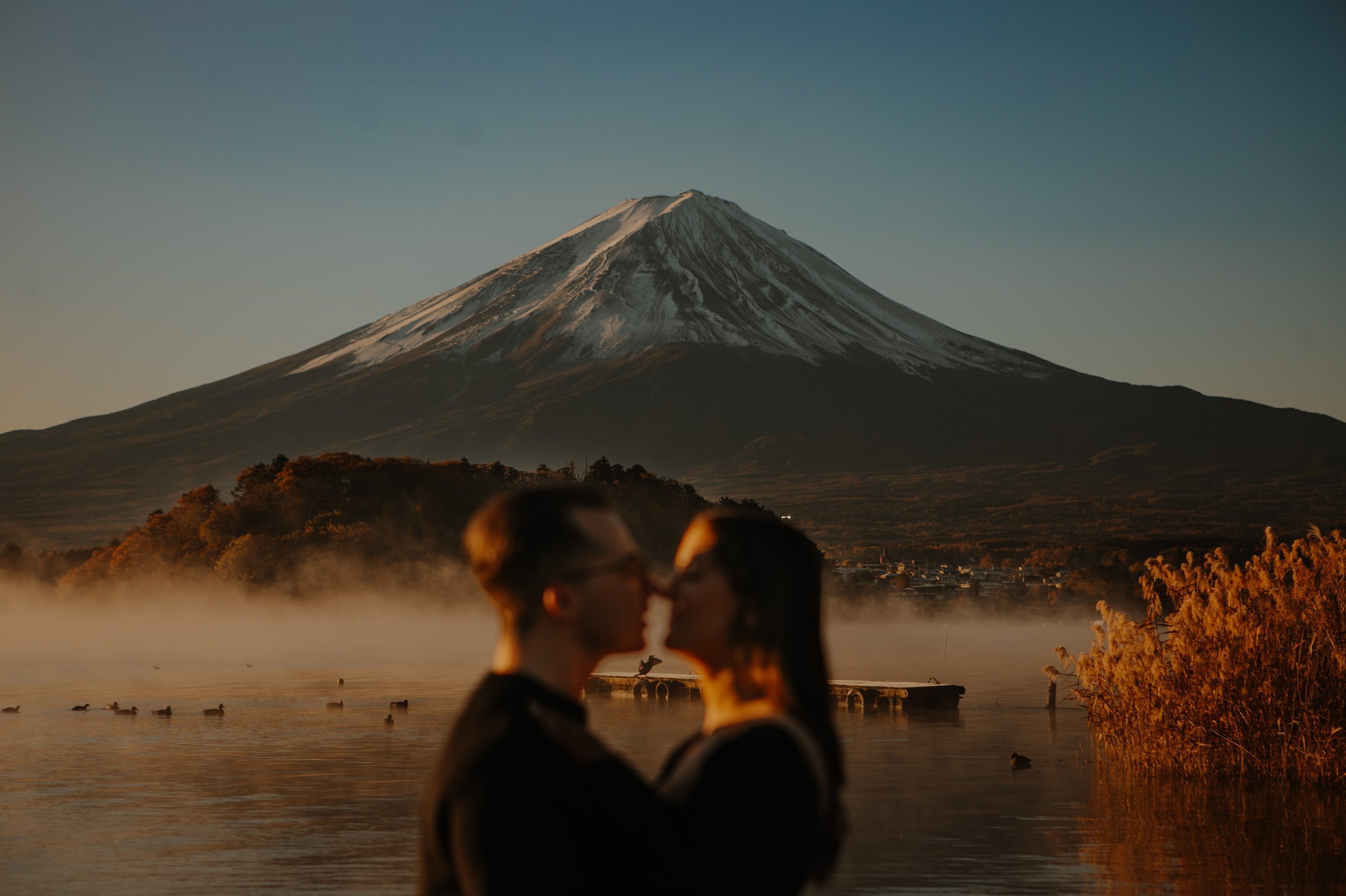 mount-fuji-winter-engagement-kiss-goldenhour-10.jpg