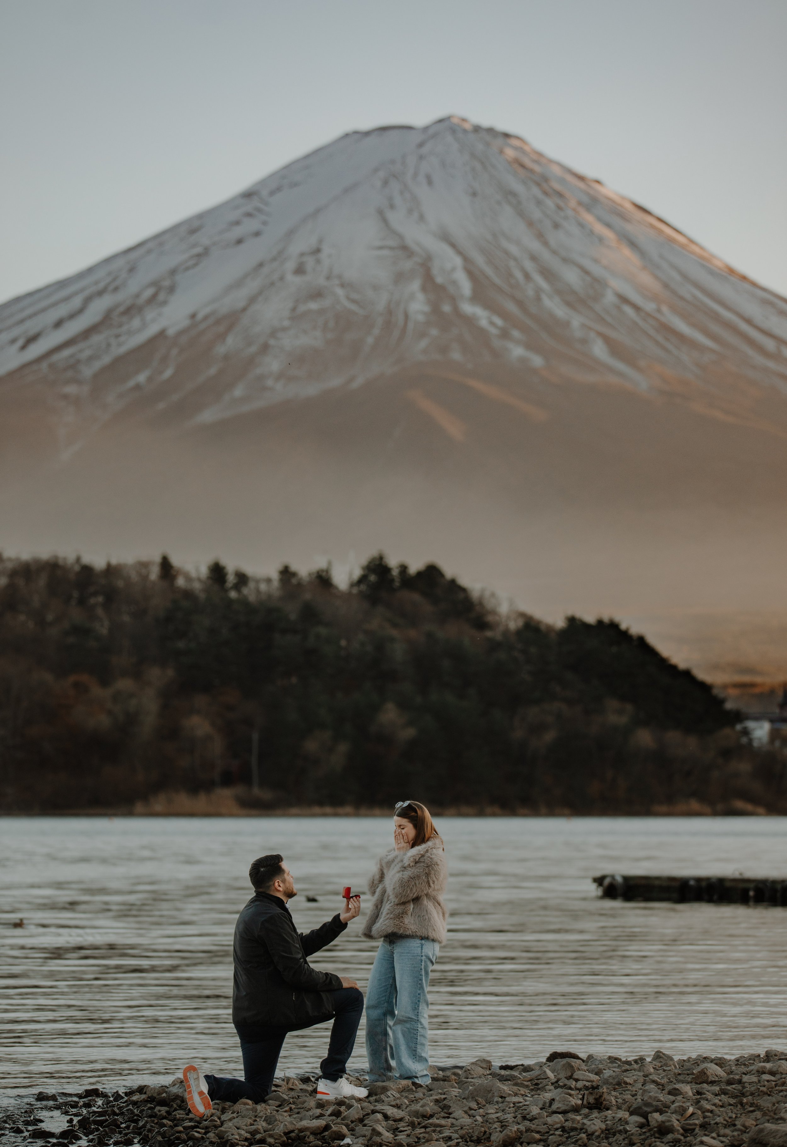 mount-fuji-proposal-surprise-reaction-18.jpg